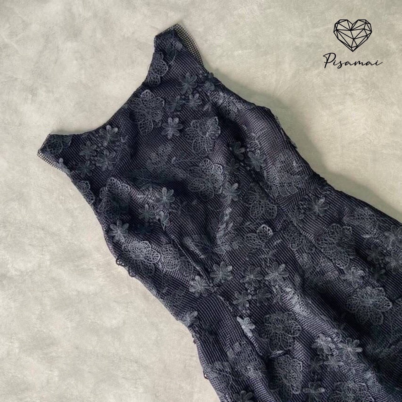 เดรสแขนกุดสีดำตัวยาวมาในงานผ้าลูกไม้ฉลุนูนสีดำ ด้านหลังเป็นทรงเปิดหลัง ช่วงชายแต่งพู่เส้น เทคเจอร์ผ้าสวยสวยมากๆค่า ต้องมีเลยค่า