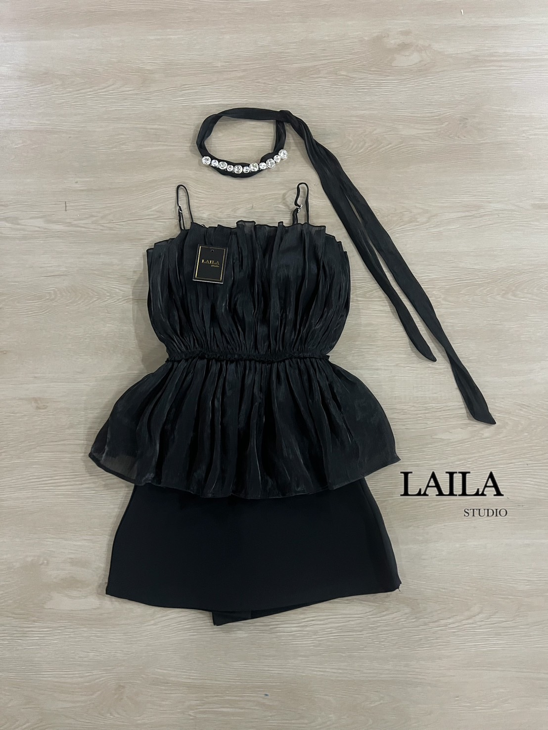 Tag: LAlLA Detail: Setเสื้อ+กางเกง งานเสื้อทรงสายเดี่ยวแต่งอัดพลีทจีบๆทั้งลำตัว ด้านหลังแต่งสม็อค เนื้อผ้าสวยงานผ้าทิ้งตัว ดีไซร์ซ็อคเกอร์ผูกคอแต่งเพชรเพิ่มความโดดเด่นให้ชุด มาพร้อมกระโปรงสีดำทรงสวย ด้านในแต่งซับในกางเกง ลุคนี้แมชลงตัวลงตัวมากค่าบอกเลย #b