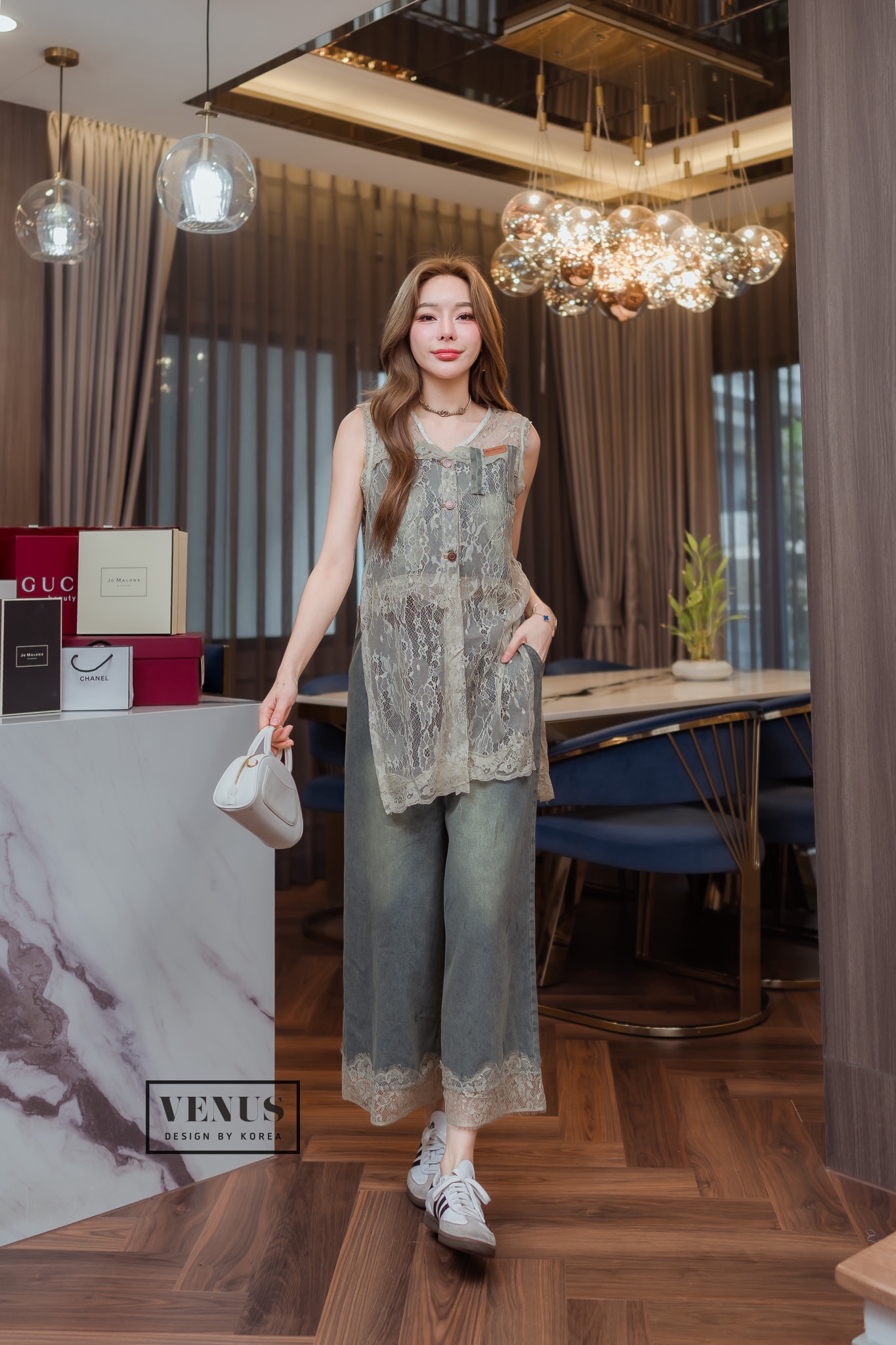 Jeans Set ชุดเซต เสื้อลูกไม้แต่งกระดุมเรียงหน้า งานมาพร้อมกับกางเกงเข้าชุดกันนะคะ สวยเป๊ะสุดๆคะ แม๊ทกับรองเท้าผ้าใบก็เก๋คะ