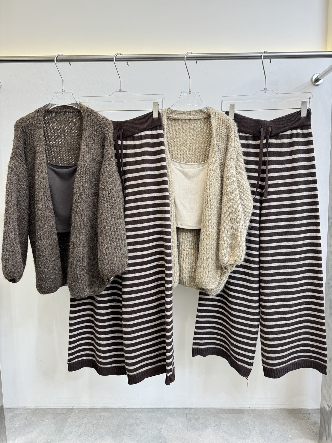 Set 3 pcs เสื้อสายเดี่ยว+เสื้อคลุม+กางเกงขายาว ✔ เสื้อสายเดี่ยวมีฟองน้ำ สายรูดปรับได้ มาพร้อมเสื้อคลุมไหมพรมแขนยาว ✔ กางเกงขายาวเอวยางยืดทรงขากระบอกลายทาง ผ้าไหมพรมนิ่ม ยืดได้เยอะ