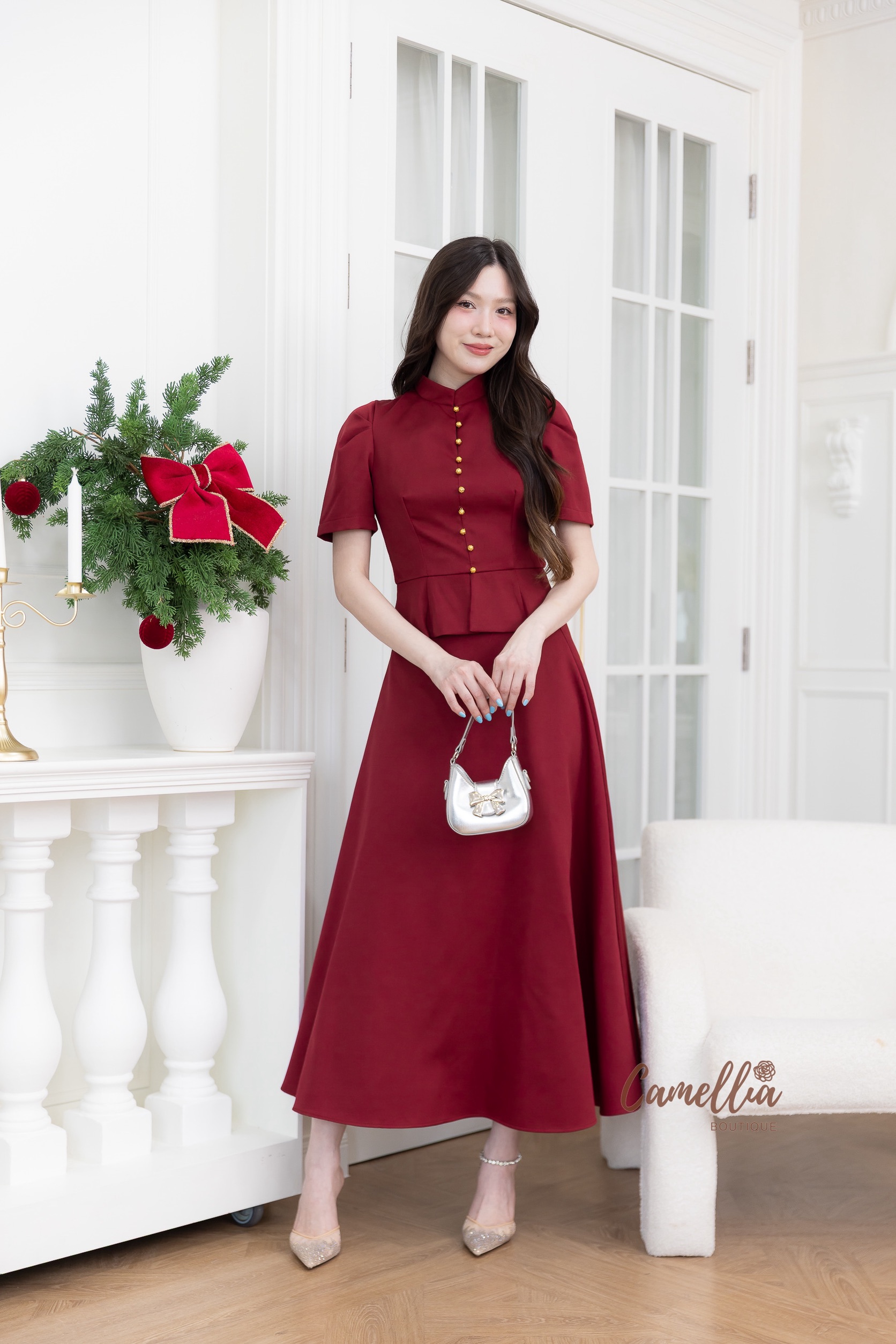 ชุดSetเสื้อคอปีนแต่งกระดุมสีทองด้านหน้า เสื้อมีซิปด้านหลัง สวมใส่ง่าย + กระโปรงทรงปล่อยเอวสูง ชุดนี้ใส่ต้อนรับปีใหม่ได้เลยคะ