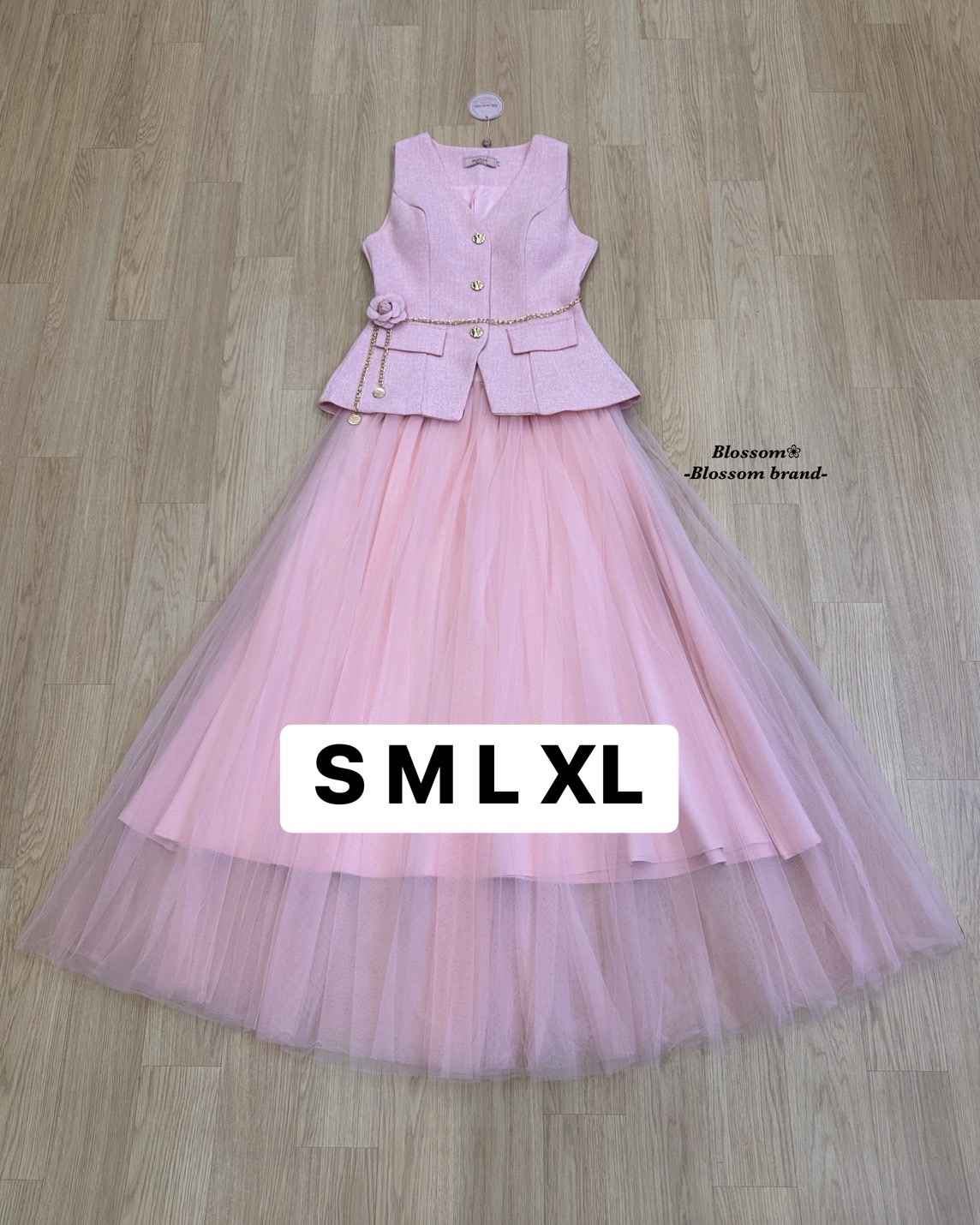 Setเสื้อแขนกุด แต่งกระดุมสีทองด้านหน้า เนื้อผ้าทวิตไม่หนามาก มีฟองน้ำในตัว แมทช์กับกระโปรงยาวพองสวย มีเข็มขัดโซ่ดอกไม้แถมให้ด้วยนะคะ เนื้อผ้า แพทเทรินสวยสุดๆ ใส่แล้วเป๊ะมาก #ป้ายBlossombrand #Blossombrand #ชุดงานป้าย #ชุดใส่ถ่ายรูป #ชุดดินเนอร์ #ชุดสีชมพู