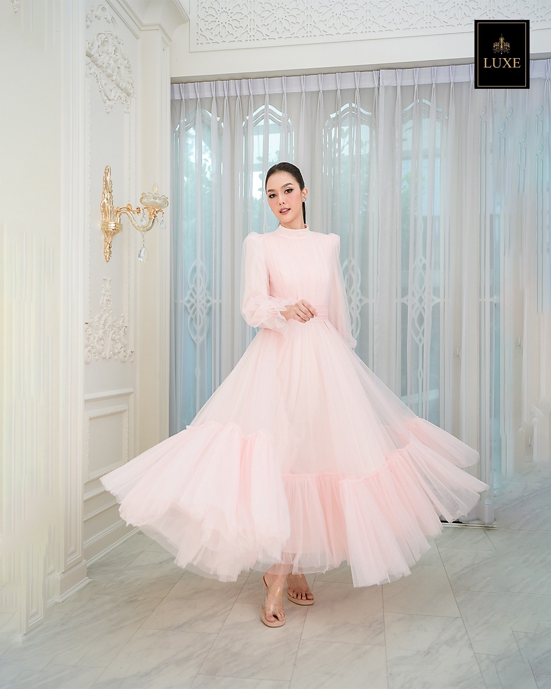 Label : LUXE แม็กซี่เดรสเสื้อคอปีนแขนยาว กระโปรงบานต่อชายรูดระบายรอบตัว มีโบว์ผูกเอว คัตติ้งประณีต มีซิปซ่อนและซับในเต็มตัวรวมแขนเสื้อ ทำจากผ้าเน็ตเนื้อนุ่ม ใส่สบายไม่ระคายผิวค่ะ
