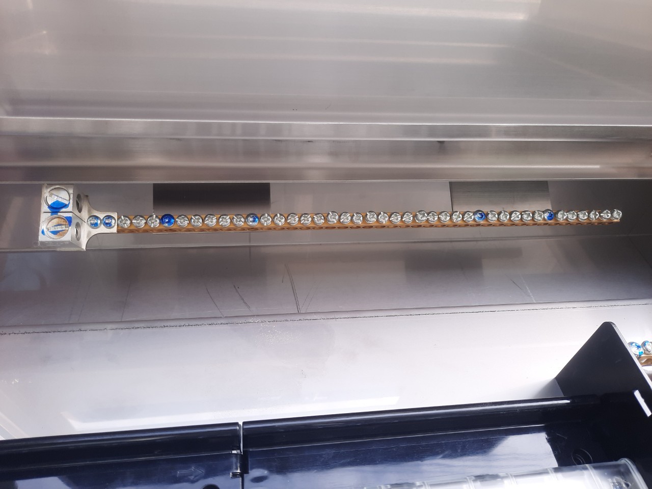 Main LUG 100A ตู้สแตนเลส 304 มีหลังคาสโลป W450xH650xD152mm. (36ช่อง)