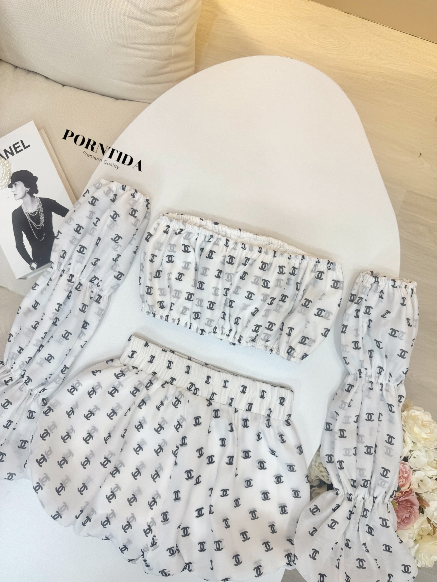 ชุดเซต 4 ชิ้น เสื้อเกาะอก+ กางเกงทรงบอลลูน+ปลอกแขน2 ข้าง ตัวเสื้อหน้าอกเสริมฟองนมสม็อกบริเวณเกาะอก อกใหญ่ลงไซด์เดิมได้