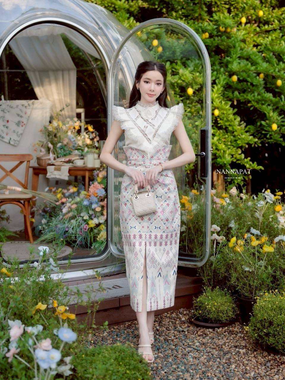 งานชุดไทยประยุค สวยหรูดูอลัง ใกล้เข้าพรรษาแล้วนะคะ ถ้าสาวๆท่านไหนกำลังหาชุดไปวัดทำบุญ แนะนำชุดนี้เลยค่าา ทุกสายตาต้องมองความในสวยอลัง งานผ้าดีมาก ดูดีเทลตัวเสื้อซิคะ ทำถึงไม่ไหว ดอกไม้ถอดได้นะคะ กระโปรงเอวสูง ทรงสวยสับมาก ผ่าหลังให้ด้วยนะคะ ไม่อยากให้พลาด