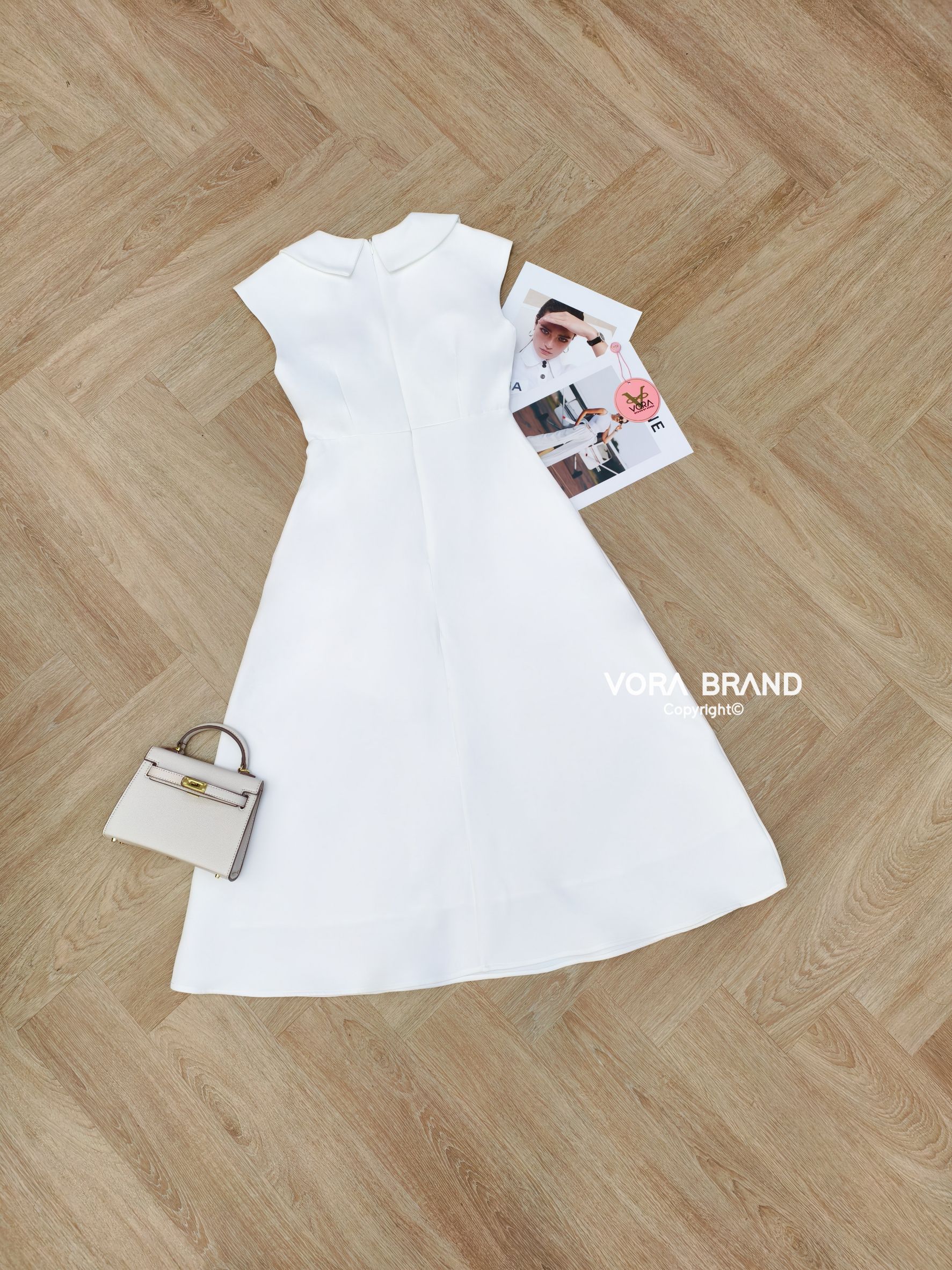 Dress ยาว แขนล้ำ แต่งปกยาว ปักเพชรสวยมากค่ะ อกมีฟองน้ำจัดทรงให้ค่ะ ช่วงเอวเข้ารูป มีเข็มขัดเข้าชุดให้ด้วยค่ะ ช่วงกระโปรงบานกำลังสวย เนื้อผ้าหนามีน้ำหนัก เป็นทรงสวยมากค่ะ ซับในทั้งชุด ใส่ออกมาเป็นทรงสวยสุดๆค่า ซับในทั้งชุดค่า