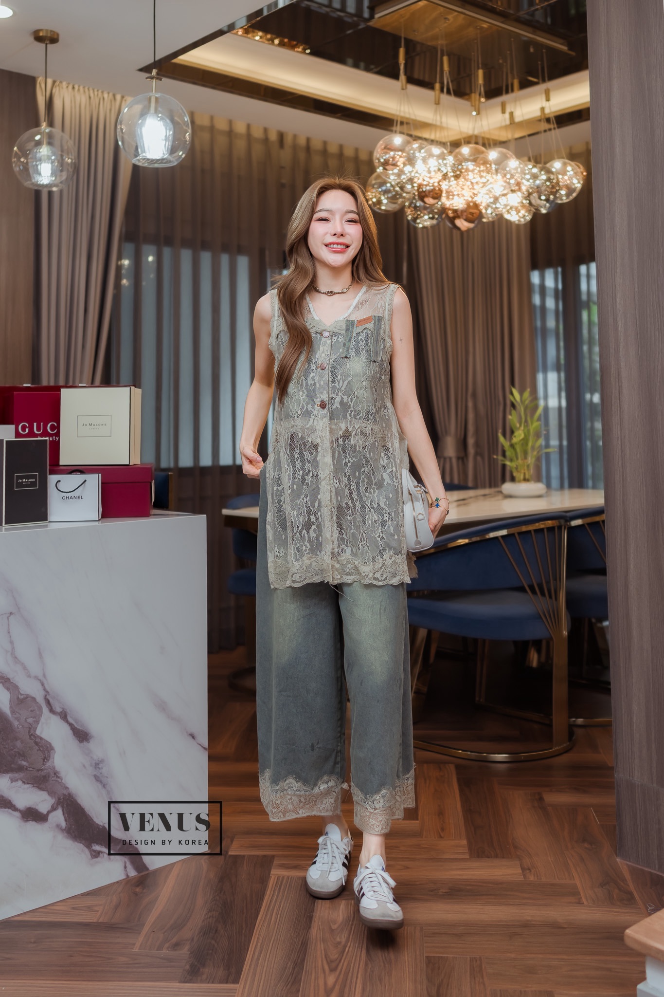 Jeans Set ชุดเซต เสื้อลูกไม้แต่งกระดุมเรียงหน้า งานมาพร้อมกับกางเกงเข้าชุดกันนะคะ สวยเป๊ะสุดๆคะ แม๊ทกับรองเท้าผ้าใบก็เก๋คะ