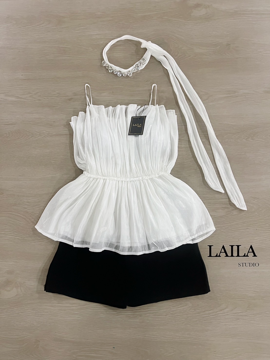 Detail: Setเสื้อ+กางเกง งานเสื้อทรงสายเดี่ยวแต่งอัดพลีทจีบๆทั้งลำตัว ด้านหลังแต่งสม็อค เนื้อผ้าสวยงานผ้าทิ้งตัว ดีไซร์ซ็อคTagเกอร์ผูกคอแต่งเพชรเพิ่มความโดดเด่นให้ชุด มาพร้อมกระโปรงสีดำทรงสวย ด้านในแต่งซับในกางเกง ลุคนี้แมชลงตัวลงตัวมากค่าบอกเลย #byLaila #