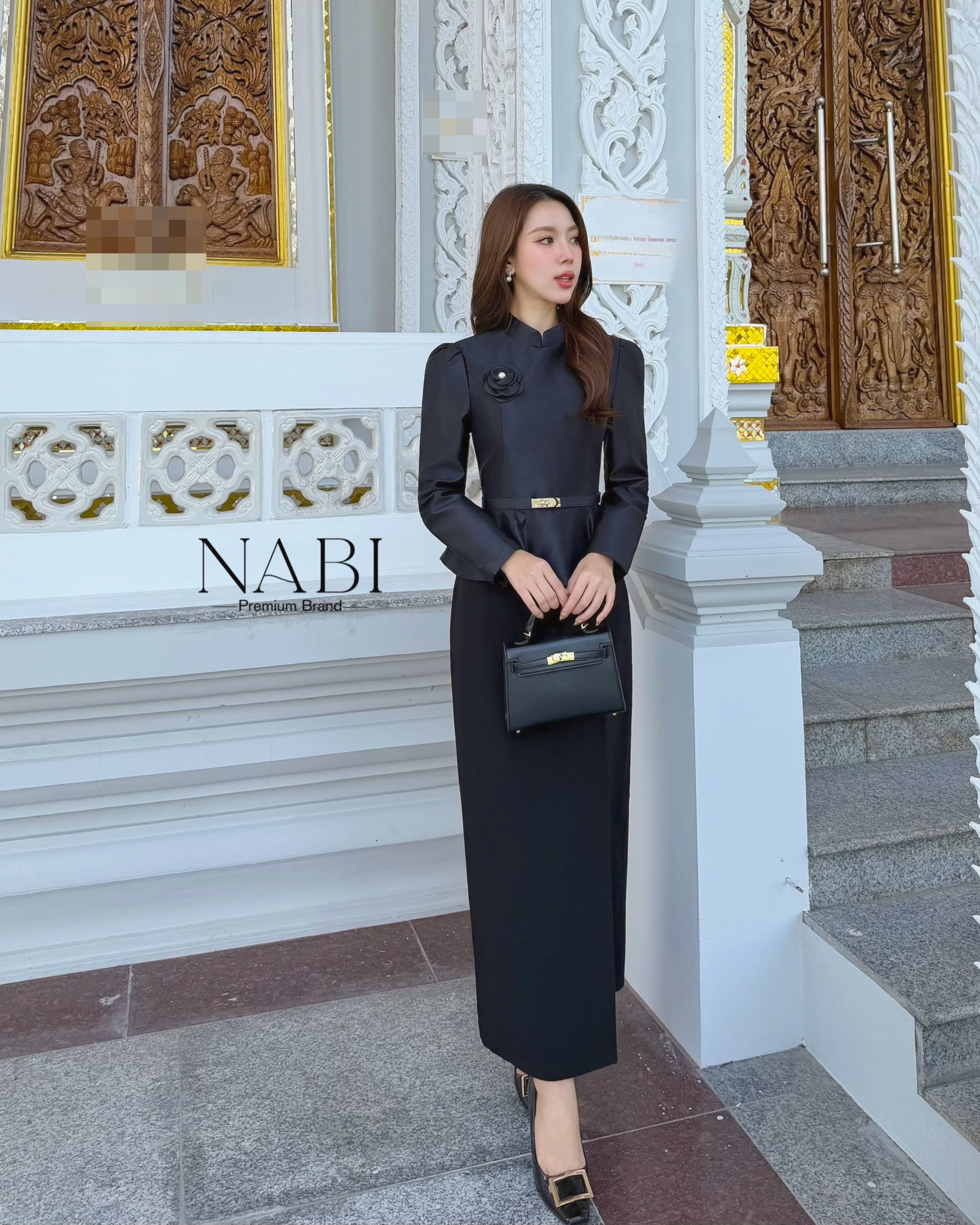 ชุดเซ็ตแขนยา คอกลม มีซัปในฟองน้ำในตัว มาคู่กับกระโปรงยาวทรงชุดไทย พับจีบด้านข้าง ผ่าทรงVด้านหลัง งานอัดกาวอย่างดีอยู่ทรง ใส่คู่กับเข็มกลัดดอไม้และเข็มขัดคือ สวยหรูลงตัวมาก ดีไซน์สวยดูผู้ดีแบบไทยๆ ไม่ซ้ำใคร ใส่ได้หลายโอกาศ ราคาคุ้มสุดๆ ห้ามพลาดนะคะสาวๆ #ชุ