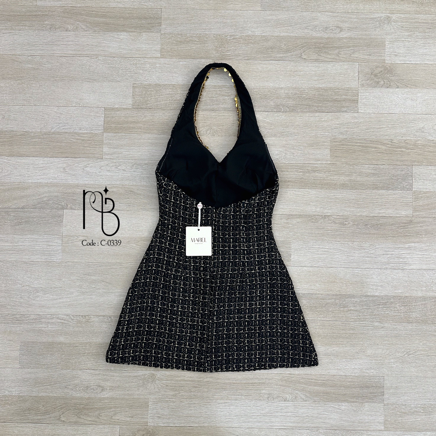 มินิเดรสคล้องคอทวิสทรงเปิดหลัง ดีเทลโครตหรูหรา มีช่องกระเป๋าด้านหน้า ชุดมีฟองน้ำและซับในทั้งตัว สวยมาก งานแฟชั่นสุดปัง งานจริงสวยจึ้ง ผ้าดีสุดๆ คอนเฟริมเลยค่ะ🖤 #BRANDMABEL #งานป้ายmabel