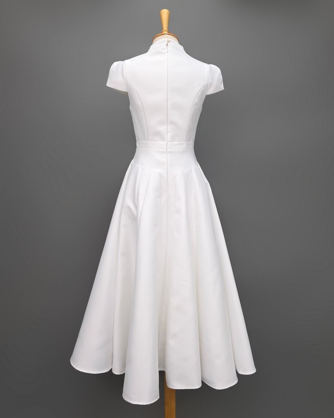 Label : LUXE ☑️เดรสเสื้อคอตั้ง แขนสั้น กระโปรงบาน ☑️ทำจากผ้าไหมดัตเชส ผ้าเนื้อดี เป็นทรง ใส่สบาย คัตติ้งประณีต ☑️ มีซิปซ่อนและซับในเต็มตัว