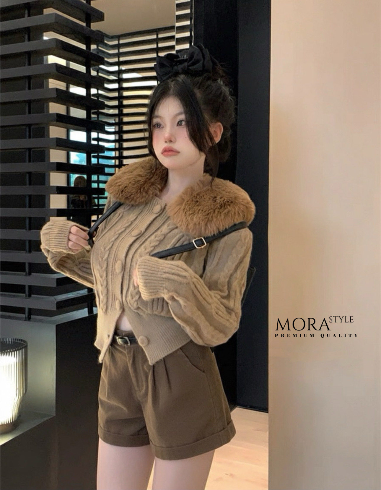 เซ็ต 2 ชิ้น เสื้อคาดิแกนไหมพรมแขนยาวทอลายถัก แต่งเฟอร์ขนที่คอน่ารักมากกกกก ขนเฟอร์ถอดได้ มาพร้อมกับ กางเกงลูกฟูกขาสั้นมีเข็มขัดให้หนึ่งเส้นใส่แมทช์เซ็ตน่ารักมากค่ะ