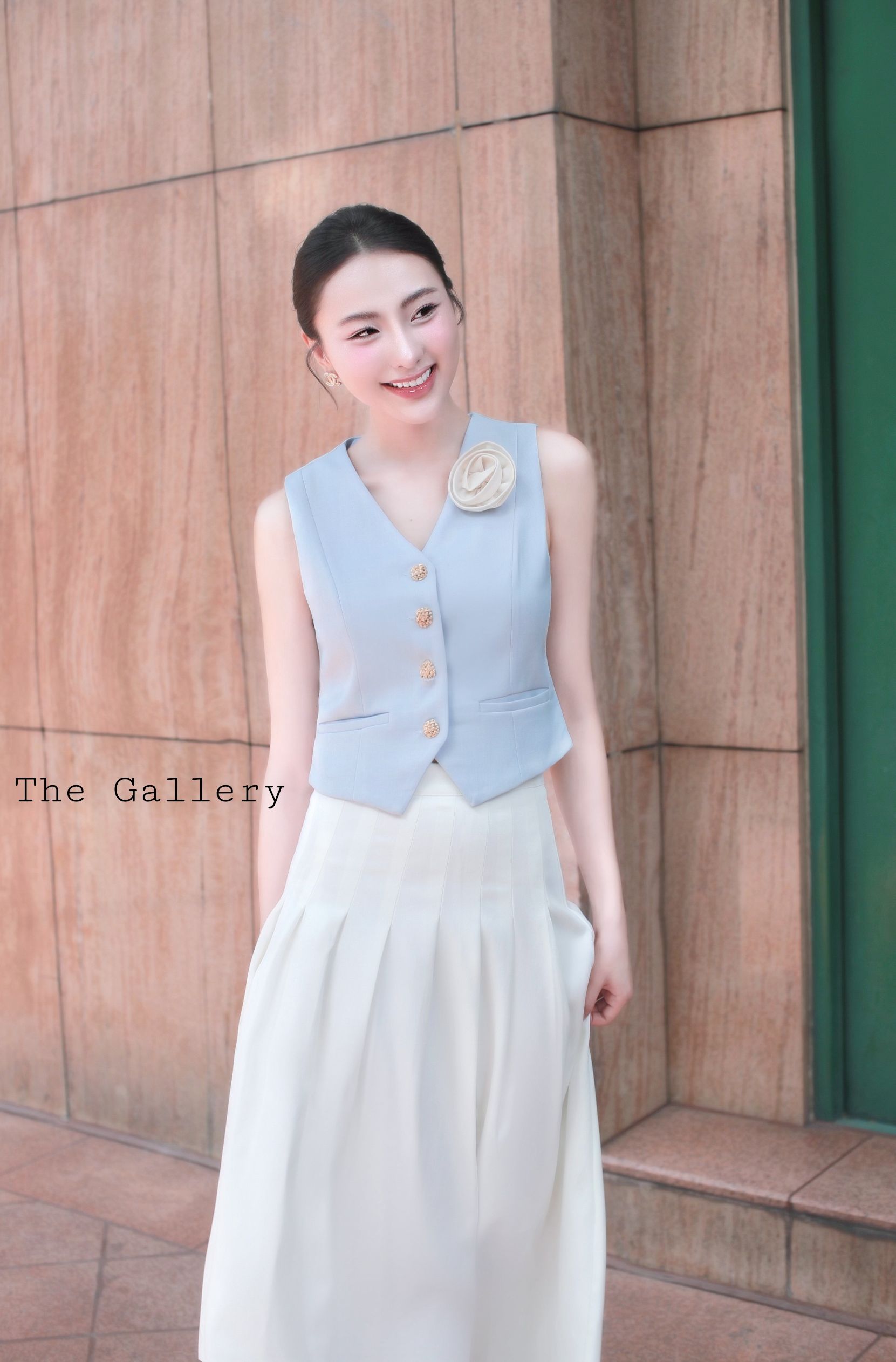 ชุด set พร้อมเข็มกลัดดอกไม้ เสื้อกั๊กทรงสวยและกระโปรงจับจีบรอบชิคสุด ๆ เนื้อผ้าพรีเมี่ยม สวยครบจบในชุดเดียว ราคาสุดคุ้มมากเวอรรรร์ จะทำงาน/ใส่ไปที่ใด ๆ คือ เริ่ดด ห้ามพลาด ตำด่วน.