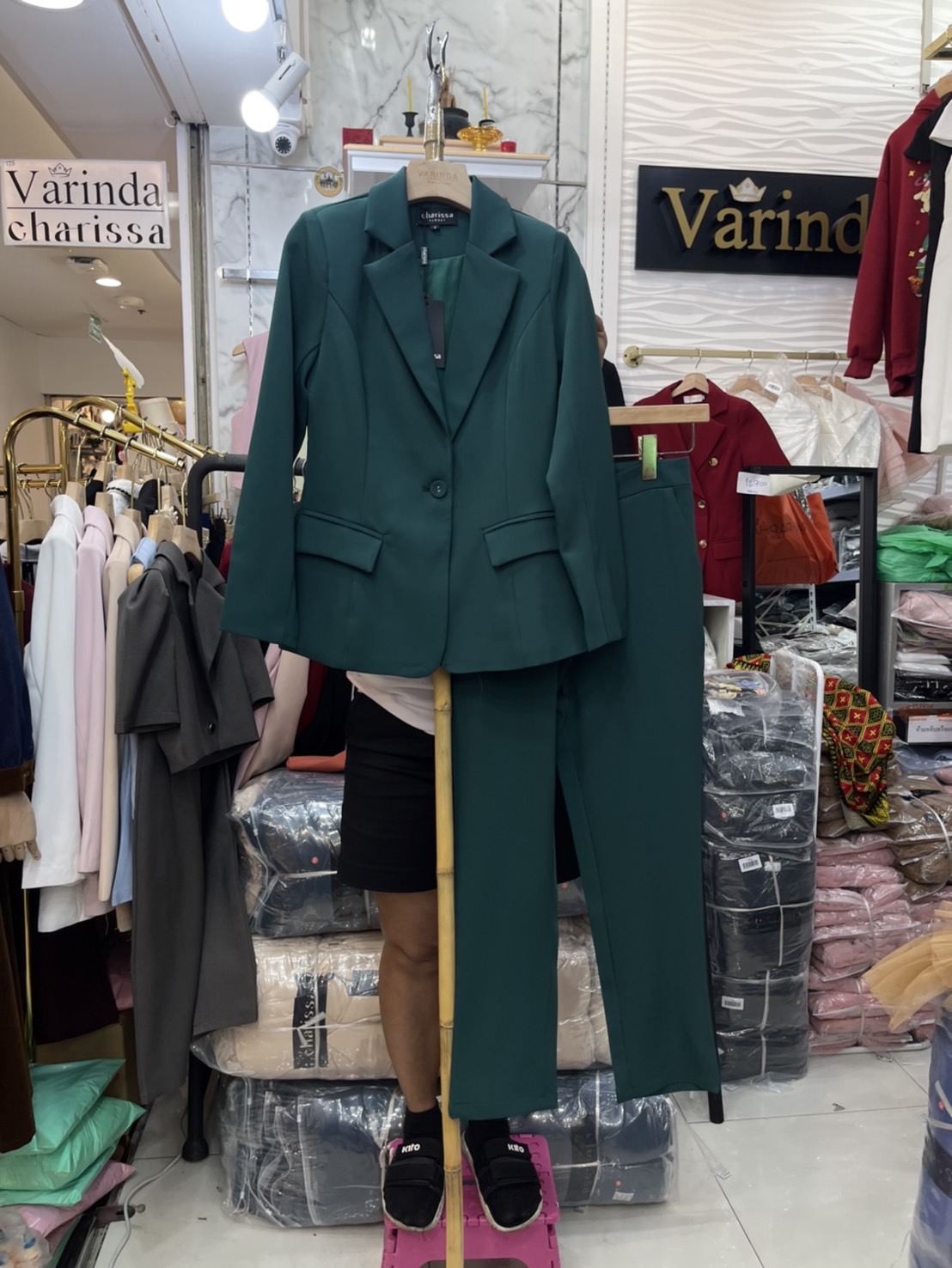 เสื้อสูท+กางเกง setsuit สีสวยไม่เหมือนใคร ตัวเสื้อมีซับในทั้งตัว แต่งกระดุม1 เม็ด กระเป๋าจริงทั้งเสื้อและกางเกง มาพร้อมกางเกงขายาว 9 ส่วน เป็นทรงกระบอกเล็ก งานดีเวอร์ อัดรีดกาวทั้งชุด งานคุณภาพสุดๆและหรูมากคะ