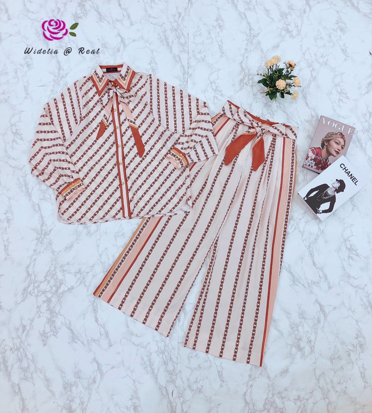 Set เสื้อตัวสวย มาเข้าชุดกับกางเกงขาตัวยาวทรงสวย เนื้อผ้าสวยพริ้วใส่สบาย พิมพ์ลายสวยเก๋ทั้งตัวชุด งานเกรดพรีเมี่ยม เนื้อผ้าอย่างดีแนะนำเลย รับรองใส่ออกมาไม่ผิดหวัง บอกเลยห้ามพลาดเด็ดขาดงานดีงานสวยจริงต้อง Widelia @ Real