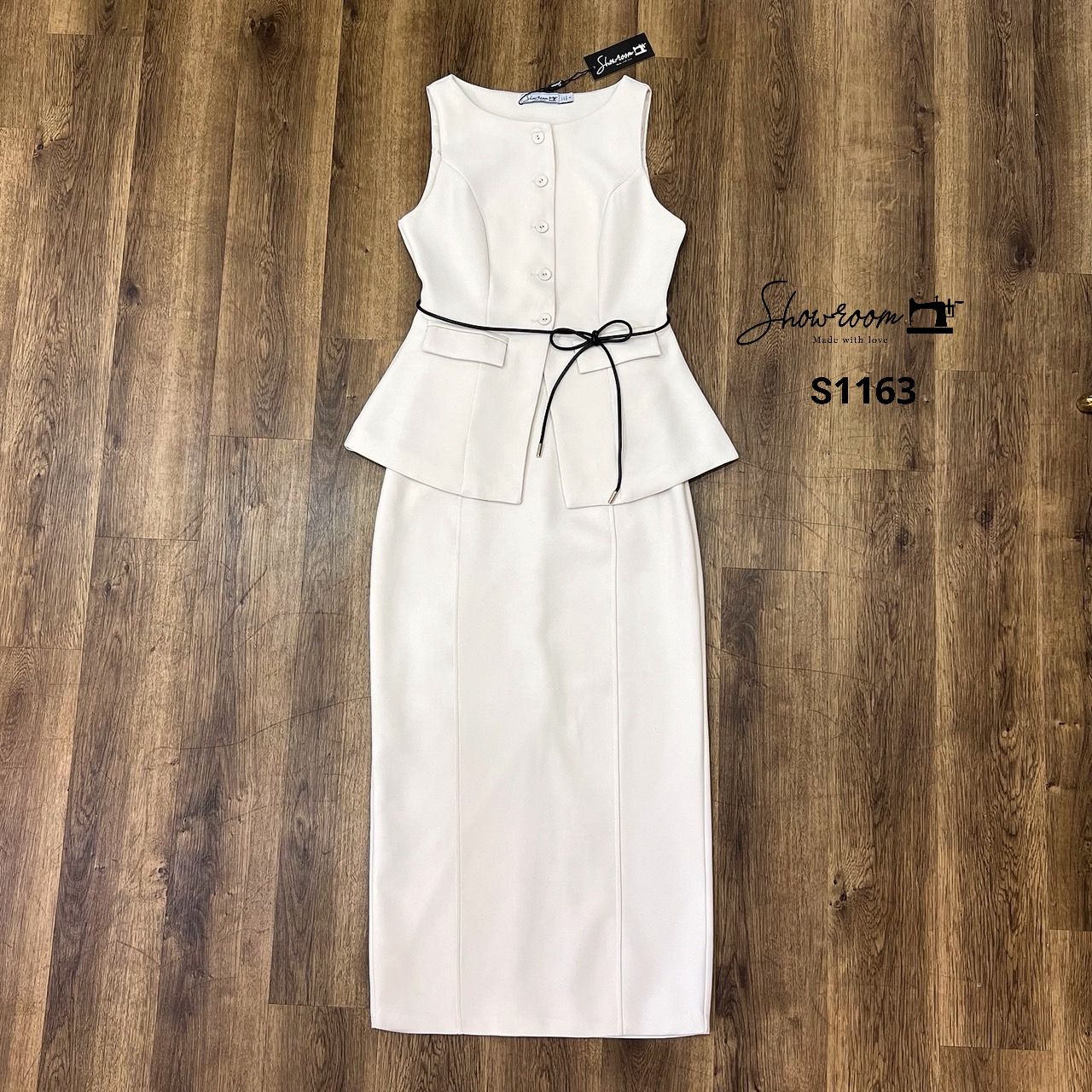 S1163 เซ็ตเสื้อแขนกุดทรง vest ดีเทลแต่งฝากระเป๋าที่ตัวชุด มาพร้อมกระโปรงเอวสูงทรงพออดีตัว พร้อมสายผูกเอวอีก 1เส้น ใช้ผ้าอย่างดีในการตัดเย็บ บุซับ สวมใส่สบาย โทนสีคลีนๆ อัพความหรู คอมพลีทลุคครบจบในเซ็ตเดียวค่ะ #showroombran #งานป้ายคุณภาพดี #งานแฟชั่น #ปัง