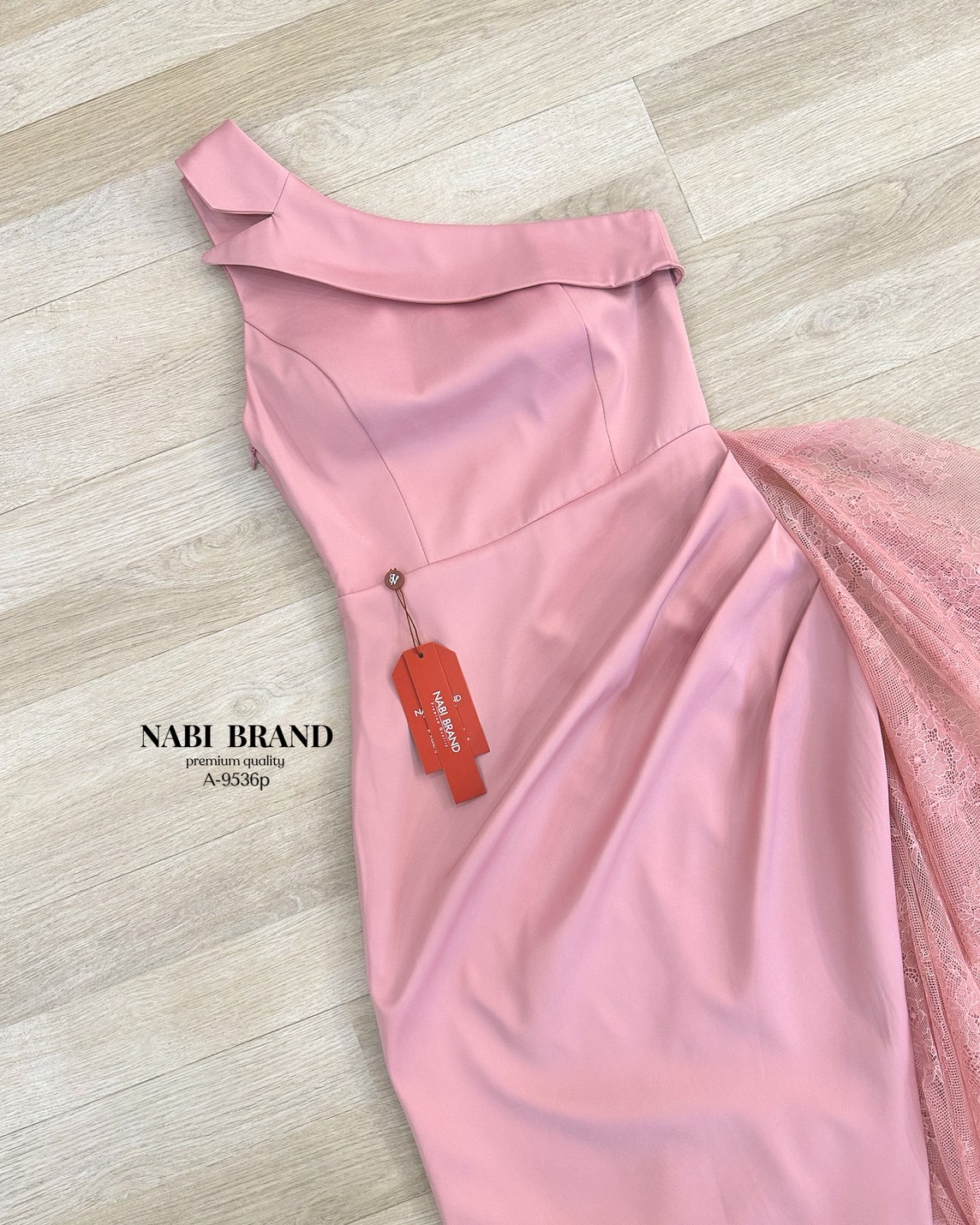 เดรสเข้ารูปทรงเปิดไหล่ สีชมพูนู้ด แต่งทรงปกคอพาดด้านบน เดรสทรงผ่าข้าง พับจีบด้านข้าง และแต่งเพิ่มด้วยผ้าลูกไม้ ชุดมีฟองน้ำและซับใน งานซิบ ใส่แล้วเลิศ ไม่บ้ง แน่นอนค่ะ 🩷 #เสื้อผ้างานป้าย #NABIBRAND #นาบีแบรนด์ #งานป้ายนาบี #เดรสยาว #เดรสเปิดไหล่ #ช