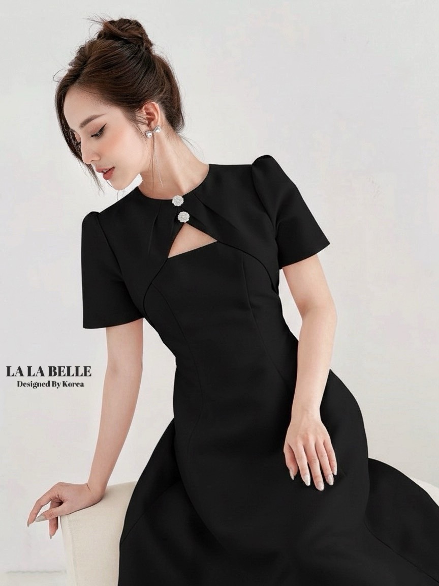 เดรสสีดำผ้าสูทรุ่นฮอตผ้าดีมากเข้าเพิ่มแล้วค่ะคอกลมแขนสั้นแต่งกระดุมช่วงคอด้านหน้าเหมือนคลุมไหล่เอวเข้าทรงตีเกล็ดหน้ากระโปรงยาวทรงสวยใช้ผ้าเยอะมากผ้าสูทอัดกาวอย่างดีงานละเอียด