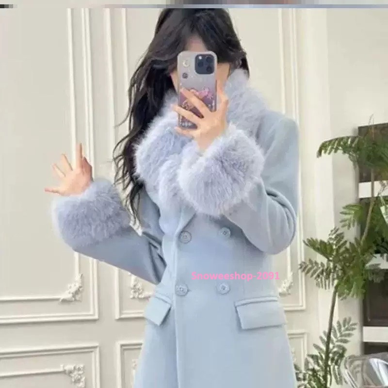 ลุคคุณหนู…ไม่ต้องพยายามเยอะ แค่ใส่โค้ทตัวนี้ก็ แพงขึ้น 3 เลเวล ทันที ทรงเฮปเบิร์นสุดคลาสสิค ทรงเข้ารูป เอวสวย หรูแบบเรียบแต่ดูดี มี 3 สีโทนไฮเอนด์