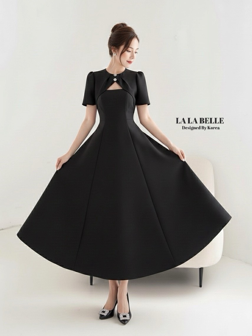 เดรสสีดำผ้าสูทรุ่นฮอตผ้าดีมากเข้าเพิ่มแล้วค่ะคอกลมแขนสั้นแต่งกระดุมช่วงคอด้านหน้าเหมือนคลุมไหล่เอวเข้าทรงตีเกล็ดหน้ากระโปรงยาวทรงสวยใช้ผ้าเยอะมากผ้าสูทอัดกาวอย่างดีงานละเอียด