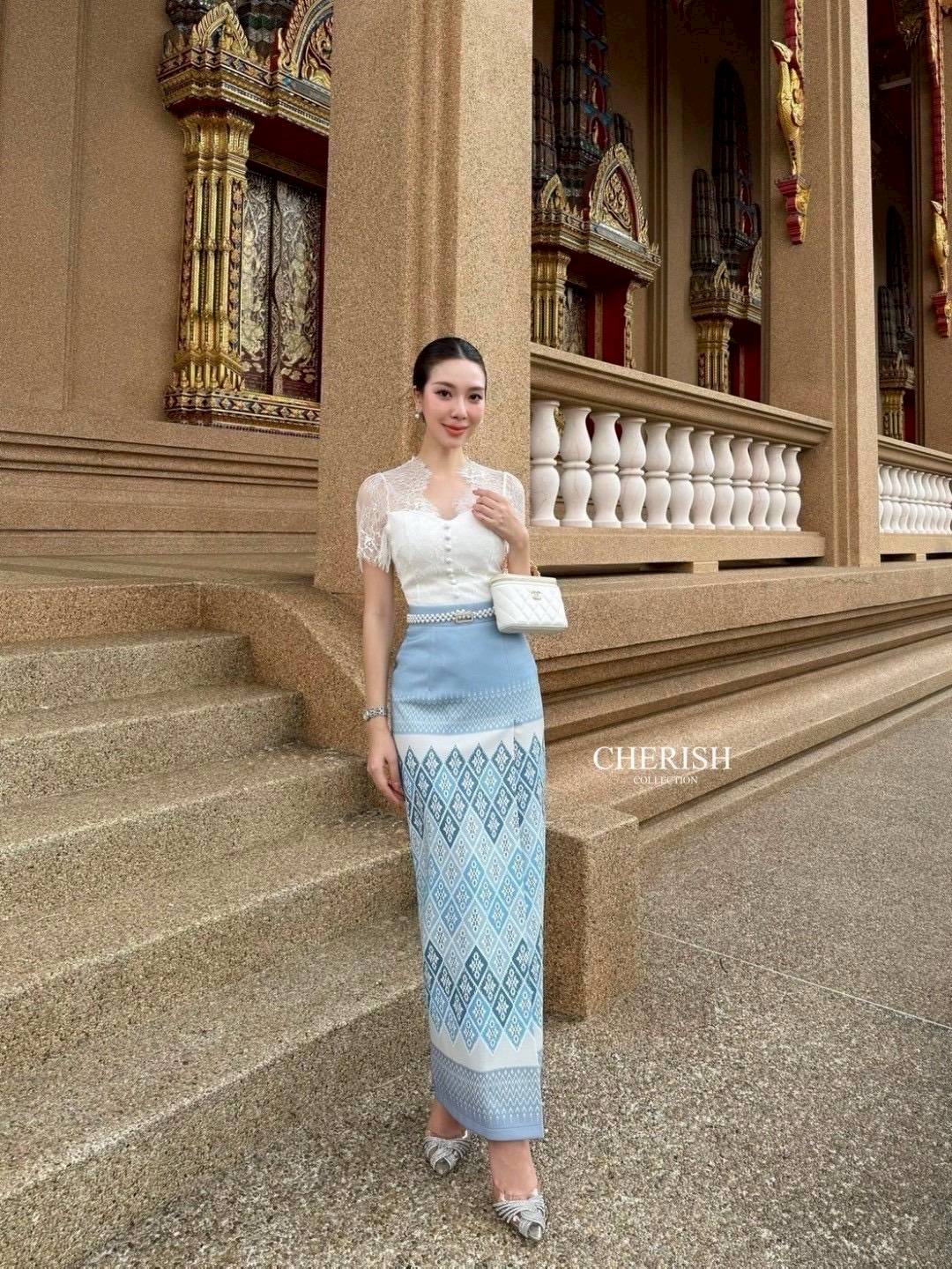 เซ็ทชุดไทย 3 ชิ้น ตัวเสื้อลูกไม้ซีทรูด้านบน พร้อมซับใน เกาะอกด้านในตกแต่งกระดุมพร้อมผ้าถุงสำเร็จพิมพ์ลายไทยสุดเก๋เนื้อผ้าอย่างดี มาพร้อมเข็มขัดมุกสุดหรู จะใส่เข้าพิธีสำคัญ งานบุญ งานมงคลสมรส