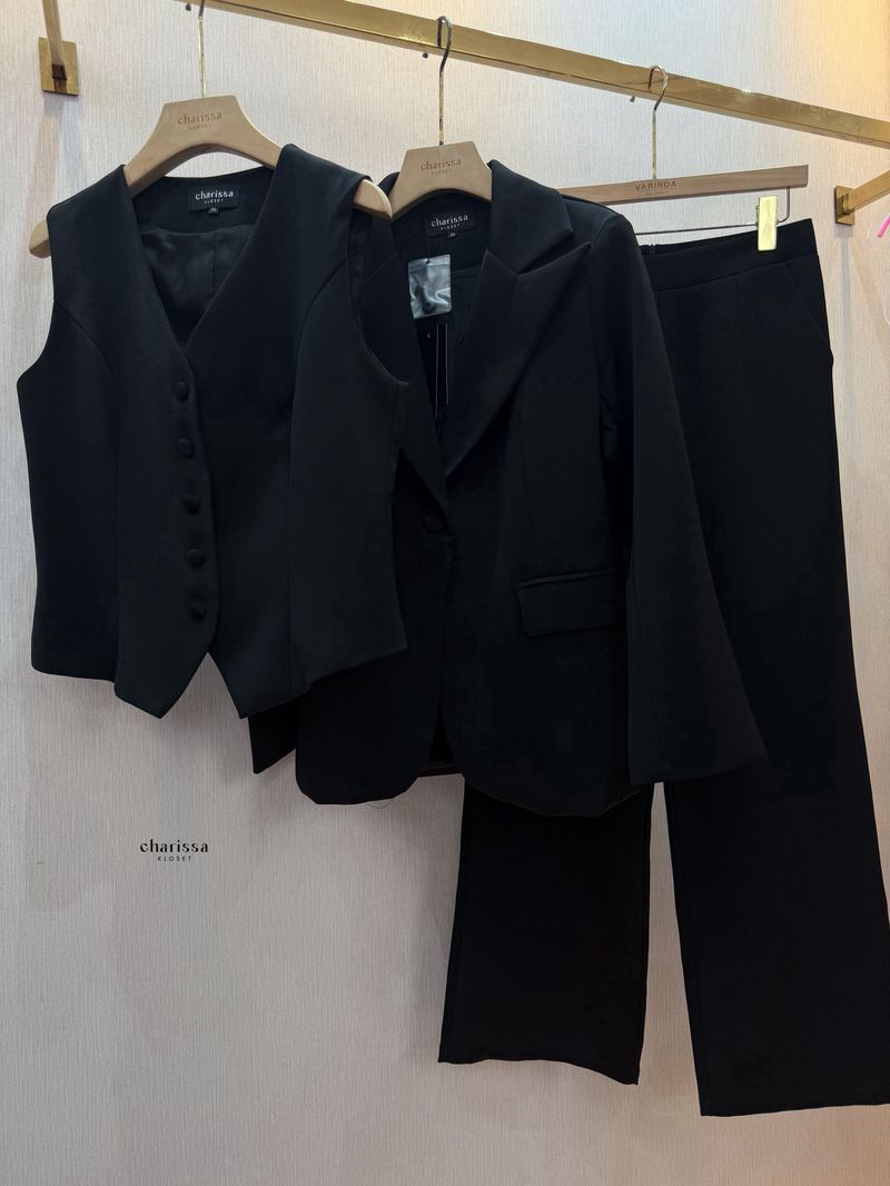 เซทเสื้อสูท+กางเกง+เสื้อเวส เป็นเซ็ทสูทอีกรุ่นที่แนะนำมากก สาวๆสามารถนำไปแมทซ์กับตัวอื่นได้ หรือจะใส่เป็นเซ็ทก็เริ้ดดดเว่อร์ รุ่นนี้เราออกแบบตัวเสื้อให้ยาวทำให้ดูผอม ทรงโอเวอร์ไซส์นิดๆ แต่งกระดุมจริงด้านหน้า
