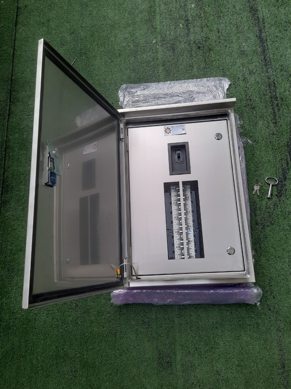 LOAD CENTER 100A ตู้สแตนเลส 304 มีหลังคาสโลป W450xH650xD152mm. (30ช่อง)