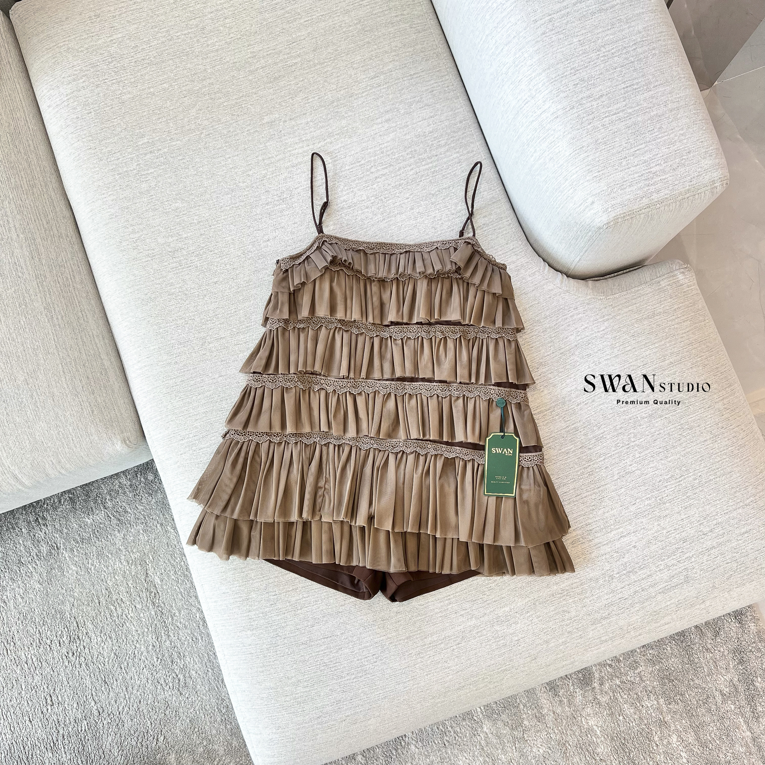 Set เดรส+กางเกงขาสั้น เดรสสายเดี่ยวผ้าทูลล์โทนน้ำตาลคาราเมล ดีไซน์ระบายหลายชั้นแต่งลูกไม้ขอบละเอียดทุกชั้นช่วยเพิ่มเลเยอร์และมิติให้ลุคดูฟูพริ้วหวานละมุน โทนสีอบอุ่นช่วยขับผิวให้ดูสว่างละมุน +กางเกงขาสั้นผ้าพื้นใน ใส่ไม่ต้องกลัวโป๊ เหมาะสำหรับลุควันสบายๆ