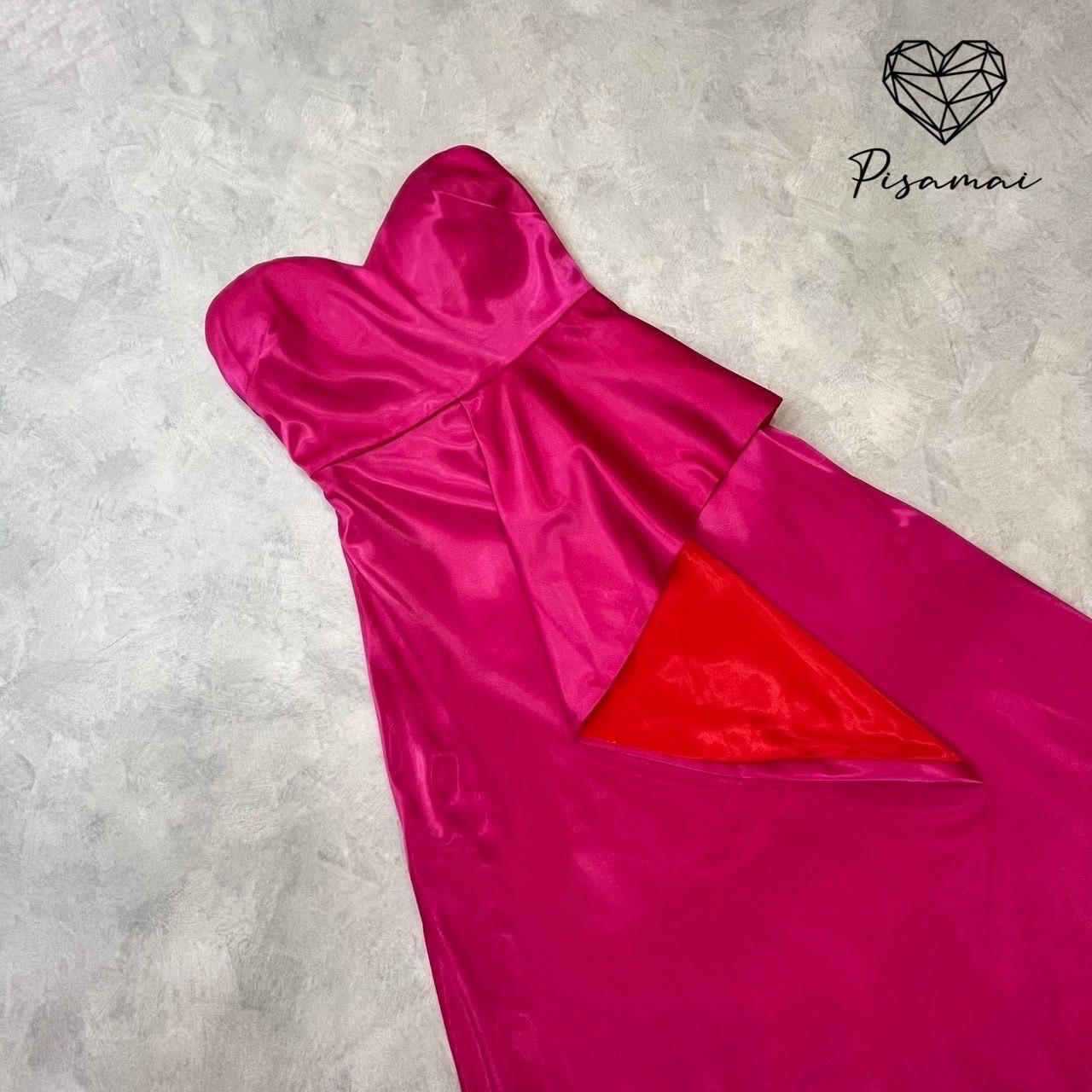 เดรสเกาะอกตัวยาวทูโทนสีชมพูแดง ผ้ามันวาว ทรงหน้าสั้นหลังยาว ใส่ไปงานสวยๆได้เลยค่า ราคานี้มือต้องไวเลยค่า รุ่นนี้ใส่สวย เนื้อผ้าดีมากกกกกกก ห้ามพลาดเลยค่า