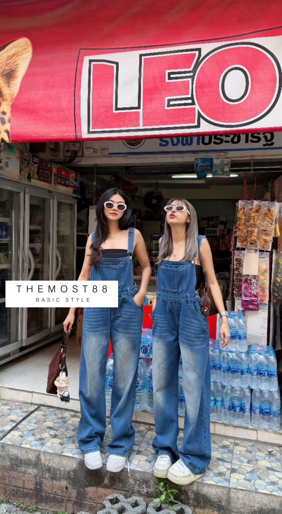 เอี๊ยมยีนส์ขายาว ทรงกระบอก เล่นดีเทลตรงช่วงด้านข้างเป็นซิปแบบใหม่มาก งานโทนสียีนส์แต่งเฟดที่แบบโครตจะถูกต้องอ่ะ ทรงเบสิค หั้ยลุคส์ เท่ห์ๆเกร๊ๆคิ้วท์ๆ ได้หมดเลย จะแมทช์กับเสื้อด้านในสไตล์ไหนก้อเข้ากัน สาวๆที่รักในการใส่เอี๊ยมยีนส์ไม่ควรพลาดกับรุ่นนี้เลยค๊า