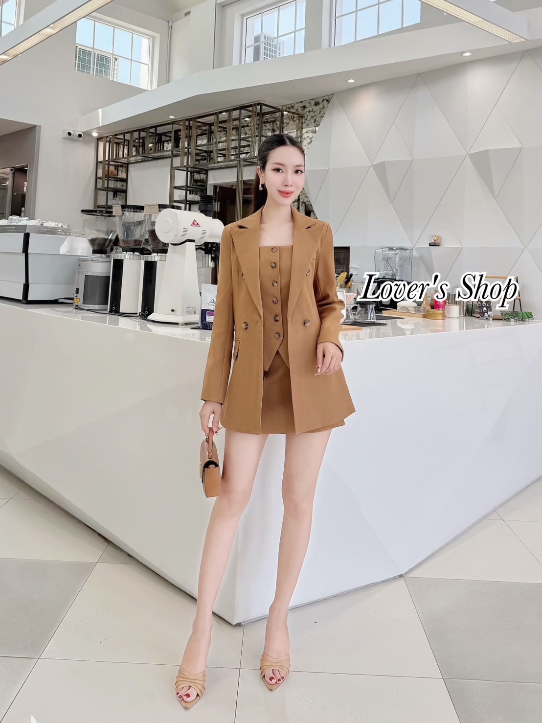 Brand : LV. Detail : Set 3ชิ้น เสื้อสูท+เสื้อกั๊ก+กระโปรง ลุคคเรียบหรูดูผู้ดี มีความเป็นCEOสาวท่านหนึ่ง ดีเทลเสื้อกั๊กทรงกระดุมหนา มาพร้อมเสื้อสูทยาว แม็ทกับกระโปรงเอวสูงซิบหลัง งานมีซับในอย่างดีทั้ง3ชิ้นนะคะ ใช้ผ้าสูทอัดกาว ผ้ามีความหนากำลังดี อยู่ทรงสวย