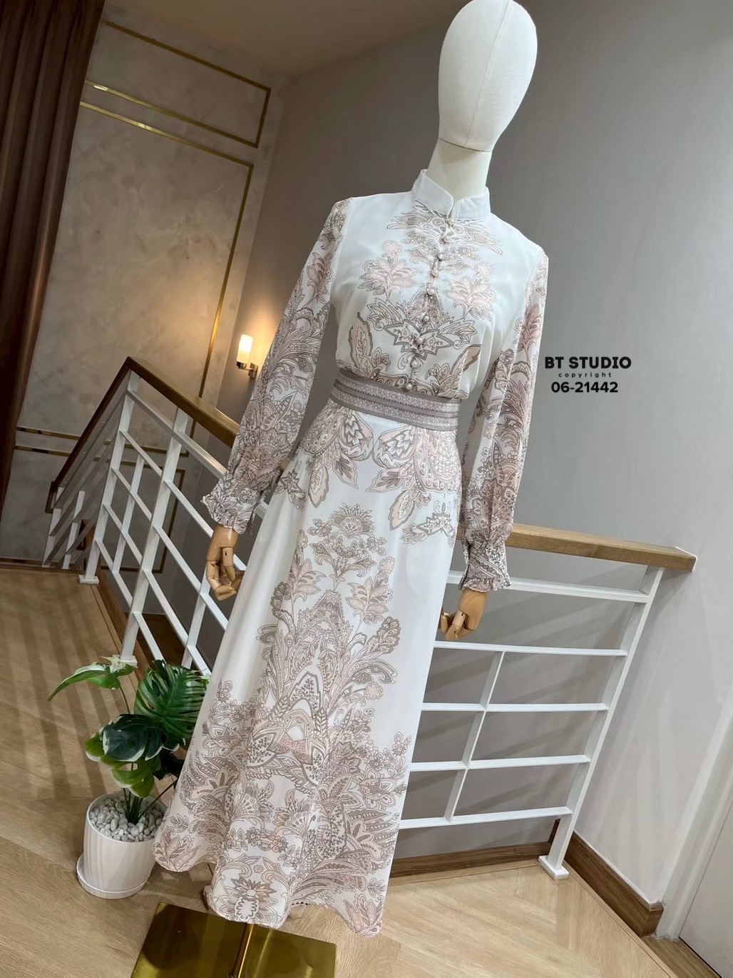 ชุดเซทเสื้อแขนยาวกระดุมหน้าแขนยาวคอปก มาพร้อมกระโปรงยาวแต่งผ้าพริ้ว ๆ งานพิมพ์ลายตามแบบ งานสวยเนื้อผ้าดีคัตติ๊งเป๊ะ