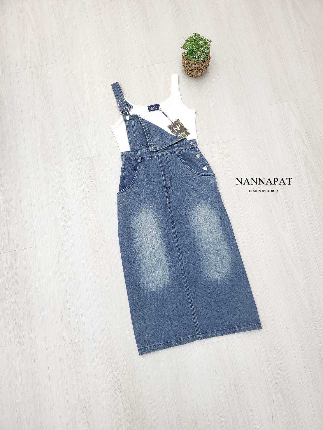 เซ็ทเอี้ยมเดรสนะคะ ลุดเก๋ไก๋ดูดีมากๆคะ ใว้ใส่เดินช็อปปิ้งเท่ห์ๆนะคะ หรือจะนั่งชิวคาเฟ่ถ่ายรูปเก๋ๆได้หมดคะ งานเดรสเอี้ยมยีนส์ ความผ้ายีนส์ดีมาก สีสวย เข้ารูปเก็บทรงเป๊ะ ตัวกระโปรงผ้าหลังให้นะคะ มาพร้อมเสื้อยืดด้านในหนานุ่มใส่สบายสุดๆ หรือจะหาแม็ชกับเสื้ออื