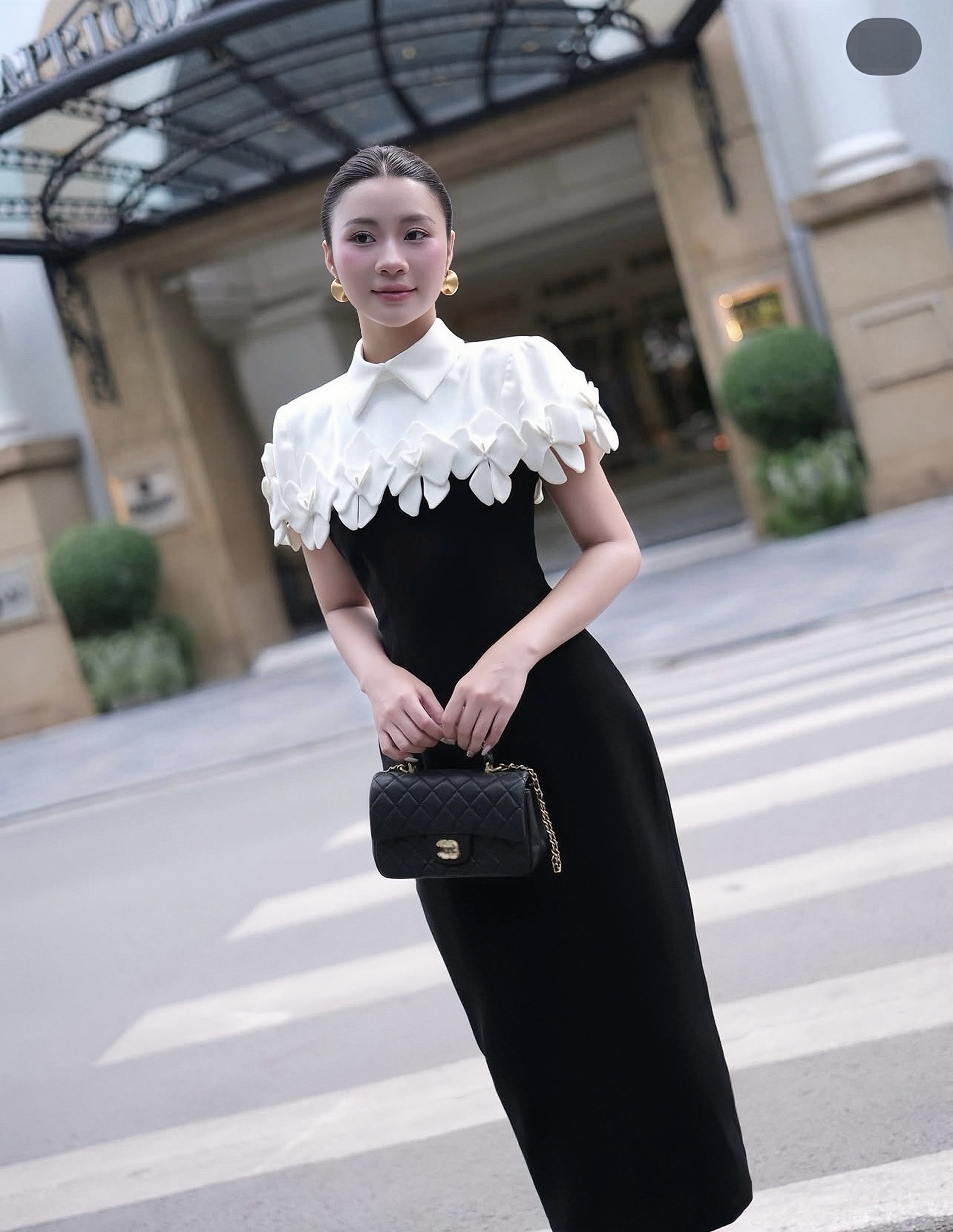 Set 2 ชิ้นสุดหรู เสื้อคลุม+เดรส เสื้อคลุมสีขาวดีเทลกลีบดอกไม้เรียงซ้อน เพิ่มมิติและความหวานอย่างมีระดับ แมตช์กับเดรสดำเข้ารูปทรงเรียบหรู เผยลุคผู้หญิงมีคลาส ดูแพงและสง่างามทุกองศา