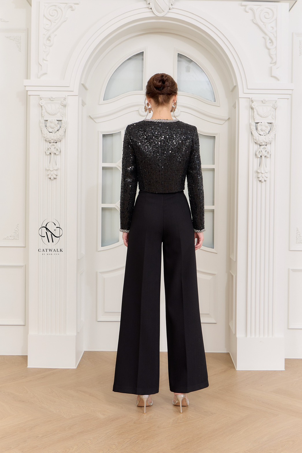 งานป้าย CATWALK BY KOH-TUN Detail>>> งานดี งานเป๊ะเว่อร์รุ่นนี้บอกเลย เซตแจ็คเก็ตผ้าทวีตปักคริสตัล+กางเกงขายาวทรงสวย เนื้อผ้าทวีตเกรดเอ เนื้อนุ่ม ตัวแจ็คเก็ตเป็นทรงกึ่งเข้ารูป แขนยาว ตัวเสื้อปักตกแต่งด้วยคริสตัลทั้งตัว ขอบตัวเสื้อแต่งด้วยริ้บบิ้น