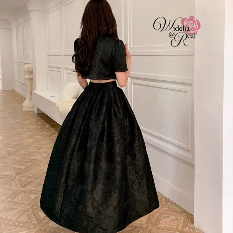 Set เซ็ตกี่เพ้า เสื้อแขนสั้นกับกระโปรงยาว ตัวเสื้อกี่เพ้าติดกระดุมหน้า กระโปรงยาวทรงบาน เอวสูง เนื้อผ้าทอลายนูน โทนสีดำ เนื้อผ้าดีมีน้ำหนัก ใส่สบาย ชุดนี้งานสวยมากๆ ทรงสวยเป๊ะสุดๆ แนะนำเลย รับรองใส่ออกมาไม่ผิดหวังการันตีให้เลย บอกเลยห้ามพลาดเด็ดขาดงานดีงา