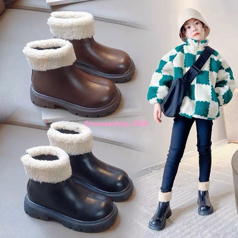 บูทเด็กใส่ไปต่างประเทศบูทกันหนาวเด็กทรงมาร์ติดแต่งขอบเฟอร์ขนแกะ กันหนาว กันลม กันลื่น บูทเด็กใส่ลุยหิมะ ทำจากหนังพียูเกรดพรีเมี่ยมยืดหยุ่นได้ดีใส่สบายใส่ได้ทั้งเด็กผู้ชายและเด็กผู้หญิง ไซ 26 ถึง 36