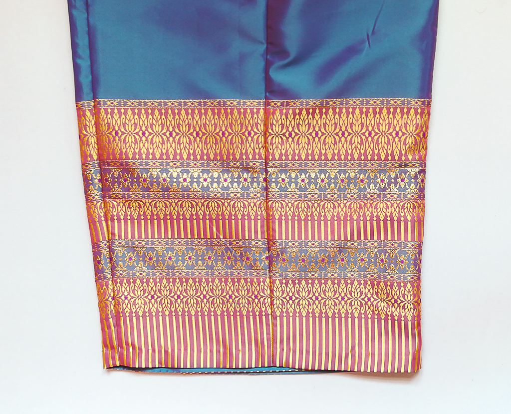 ผ้าถุงไหมสำเร็จรูป (สีน้ำเงินอมม่วง) งานตัดเย็บประณีต อัดผ้ากาวตามสีของผ้าถุง เนื้องานดีเกรด A (รอบเอว 28 นิ้ว)