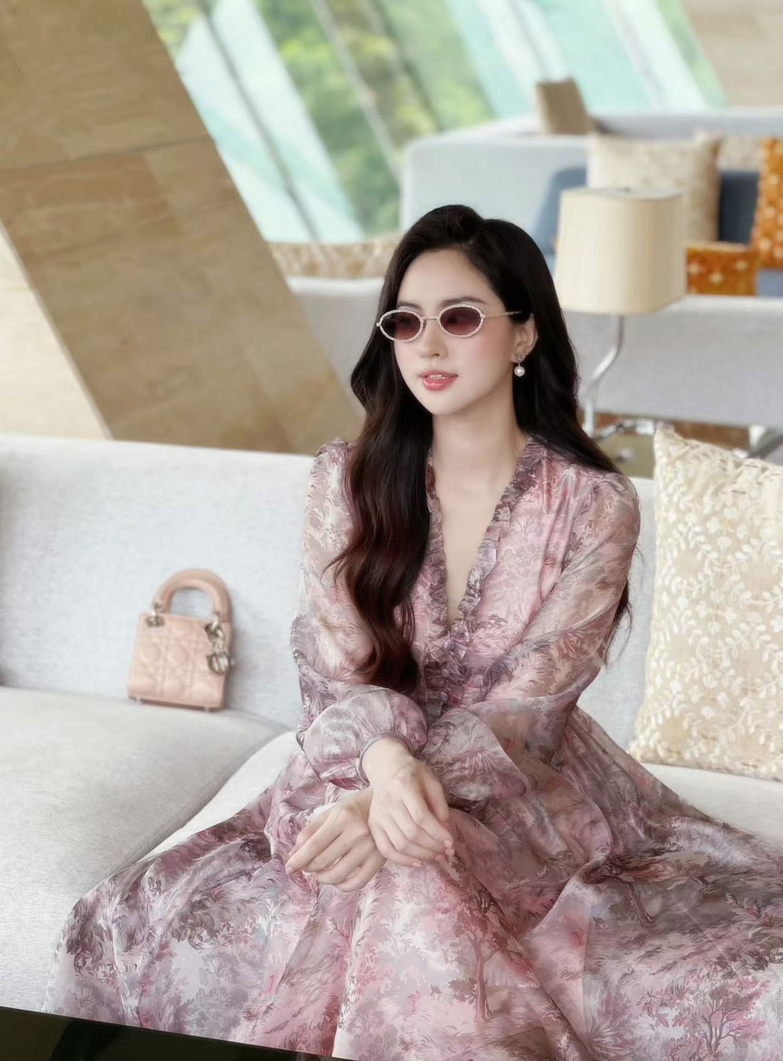 เดรสตัวยาวลายกราฟฟิกดอกไม้สีชมพู เป็นทรงกระโปรงบาน ใส่แล้วโลกสดใสมากๆค่ารุ่นนี้ ใส่vacayถ่ายรูปกับแก๊งค์เพื่อนๆไม่มีผิดหวังเลยค่า ห้ามพลาดเลยน้าตัวนี้