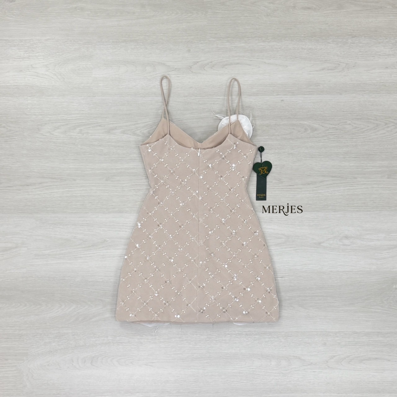 มินิเดรสสายเดี่ยวทรงเข้ารูปเย็บทับด้วยผ้าวิ้งปักมุกสีขาวตัวซับเสื้อเป็นสีเนื้อ อกมีฟองน้ำเสริม แต่งด้วยดอกไม้ช่วงอก และดอกไม้ใหญ่ชายกระโปรงดื่มความสวยเก๋แอบมีความเซ็กซี่ ออกงานปาร์ตี้สวยๆเลยคะ