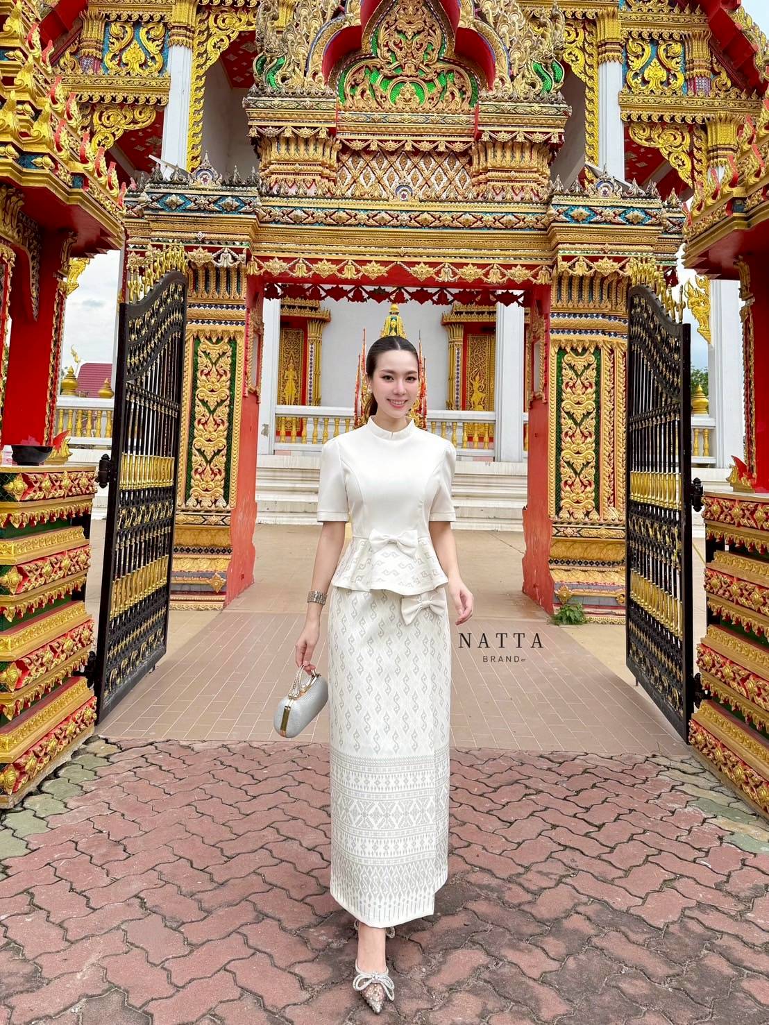 ชุด Set 2 ชิ้น เซ็ตชุดผ้าไทยเสื้อสีขาว ซิปด้านหลัง แต่งระบายชายเสื้อพิมพ์ลายไทย เพิ่มความน่ารักด้วยโบว์ด้านหน้า เสริมฟองน้ำทรงสวยมากขึ้น มาคู่กับกระโปรงผ้าพิมพ์ลายทั้งชุด ผ้าทรงกระสอบเข้ารูปกำลังดี #NATTABRAND #ป้ายNATTA #งานตามหา #เสื้อผ้างานป้าย #งานป้า