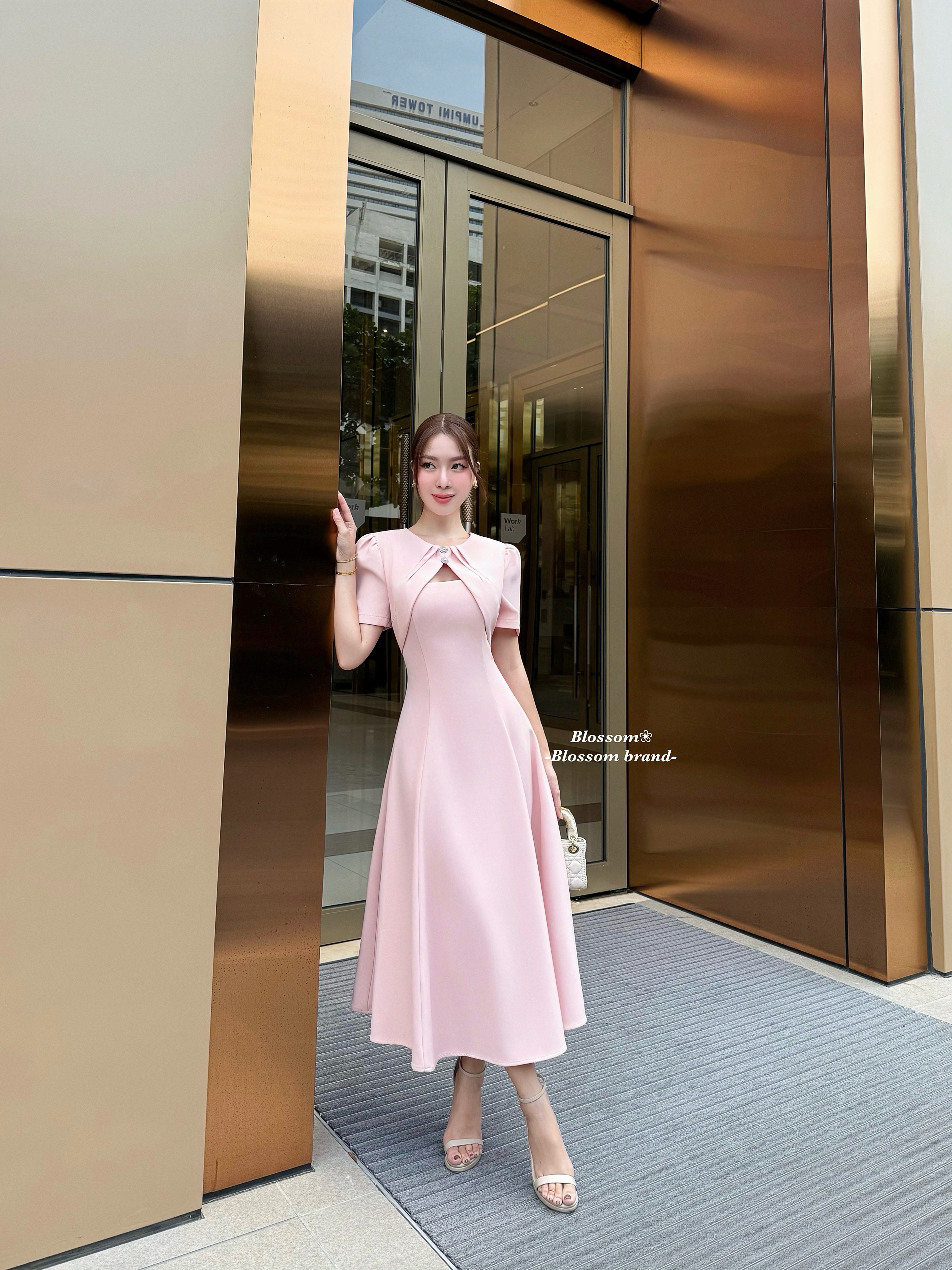 ชุดเดรสยาวดีไซน์เรียบหรู พร้อมลูกเล่นช่วงอกแบบไขว้คล้ายเสื้อคลุมในตัวแต่งกระดุมเพชร คัตติ้งเนี๊ยบเข้ารูปช่วงเอว เสริมให้หุ่นดูเพรียวสวย เนื้อผ้านุ่ม เรียบหรู อยู่ทรงดี ไม่ยับง่าย ใส่แล้วดูแพง ช่วงอกเสริมฟองน้ำ ซับในอย่างดี งานซิปหลังสวมใส่ง่าย