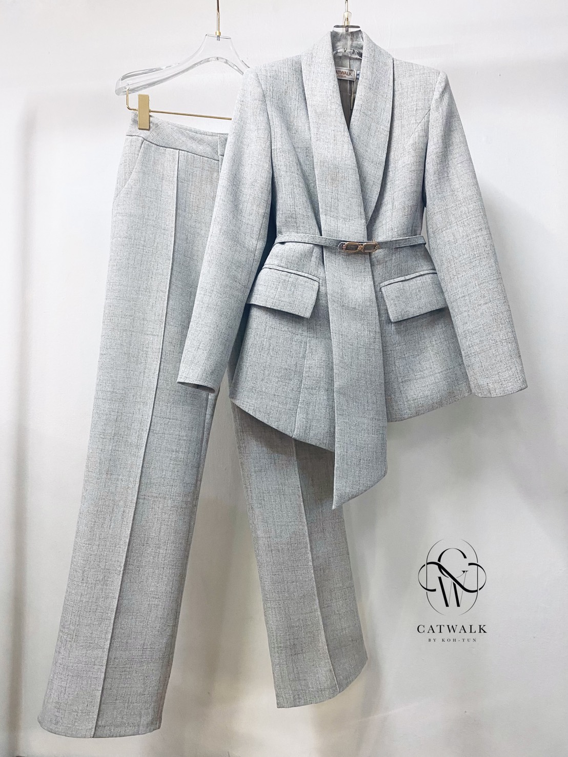 CATWALK BY KOH-TUN Detail>>> Set BLAZER เกรดพรีเมี่ยม เนื้อผ้าเกรดเอ ผ้าสั่งทอลายในตัว สวย ดูคลาสสิกมาก ตัวBLAZER เป็นทรงเข้ารูป มีกระเป๋า 2 ข้างใช้งานได้จริง ช่วงปกดีไซน์ออกมาดูเก๋สุดๆ มีเข็มขัดหัวทองคาดแล้วข่วยทำให้ดูเข้ารูปเป็นทรงมากยิ่งขึ้น ม