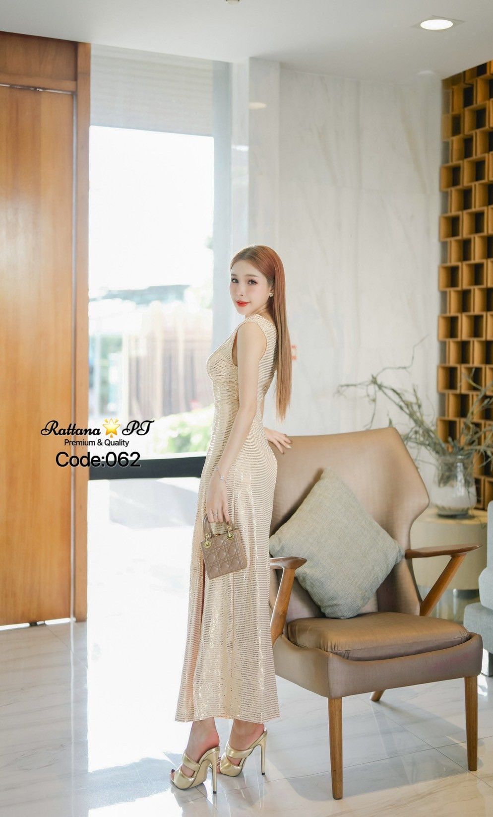 เดรสยาวสีทองสวยหรูดูแพงทรงสวยมาก ผ้าแต่งกริสเตอร์ เนื้อผ้าสวยมาก ผ้ายืดได้ หรูหรามาก มีผ่าด้านหน้าหน้า สวยเก๋ ชุดมีซับใน หน้าอกมีฟองน้ำ มีซิบด้านหลัง ใส่เที่ยวออกงาน ดินเนอร์ งานแต่ง ปาตี้กับเพื่อน ปัง ปัง ปัง ช้าไม่ได้แล้วคร้า ของสวยๆหมดไวจัดด่วน