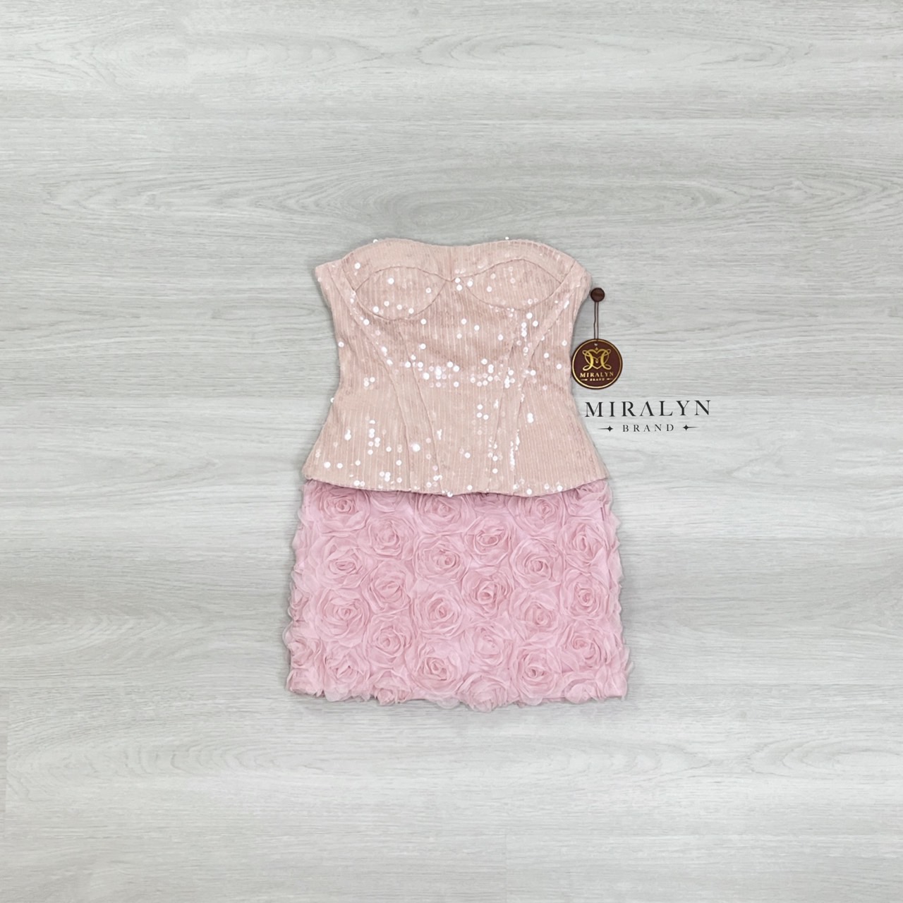 เซต 2 ชิ้น เกาะอกเซ็กซี่สุดหวานสีชมพูงานผ้าวิ้งเลื่อมๆแต่เกร็ดอกมีฟองน้ำเสริมงานซิปหลัง มาพร้อมกระโปรงสั้นดอกไม้สามดีสีชมพูสุดคิ้วเก๋ๆงานมีซับในกางเกงมีซิปหลัง ใครหาชุดออกงานออกเดทหรือจะปาร์ตี้แนะนำเซตนี้เลยคะ #Miralynstudio#Miralynbrand#miralynชุดออกงาน#