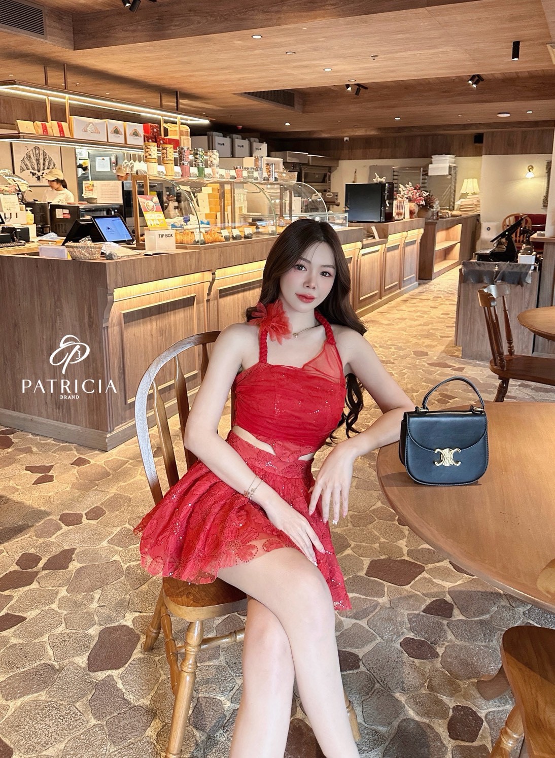 Set 2ชิ้น เสื้อ+กระโปรง🔥 เซ็ทนี้ตัวเสื้อเป็นทรงเกาะอกเข้ารูป ด้านบนจะมีสายถักติดดอกไม้เก๋ๆไว้สำหรับคล้องคอ ใช้ผ้าซีทรูสีแดงและมีซับในด้านในมีฟองน้ำอย่างดี เป็นงานซิปหลัง✨✨ มาคู่กันกับกระโปรงสีแดง ใช้ผ้าลูกไม้เนื้อดี นิ่ม ไม่คัน แลัมี