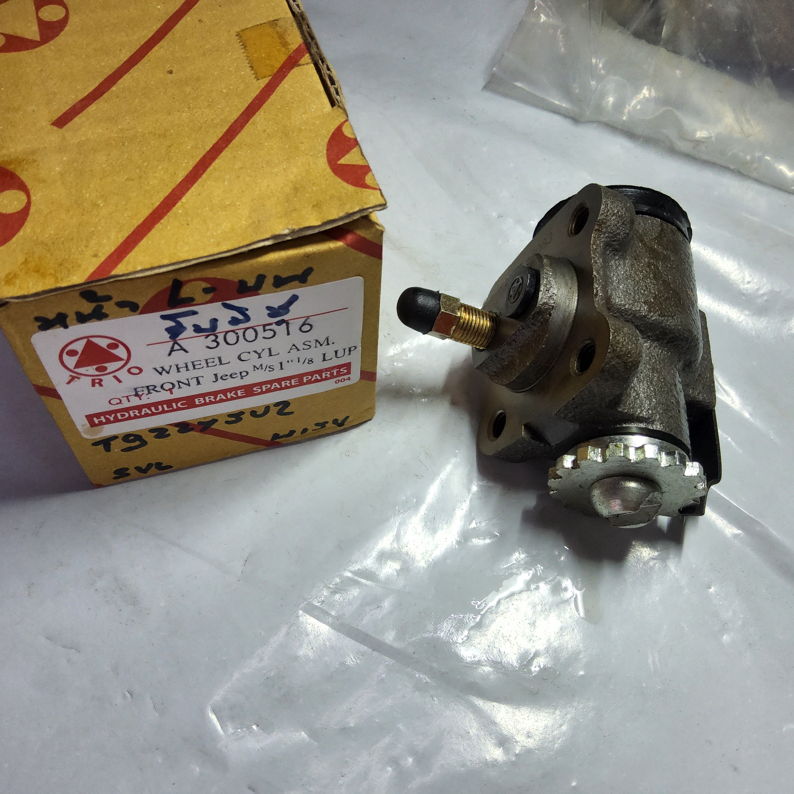 กระบอกเบรคหน้า ซ้าย - บน รถจี๊ป มิซูมิชิ ขนาดลูกสูบ 1" 1/8 นิ้ว มีไล่ลม [ A 300516 ] Brake cylinder ลูกละ