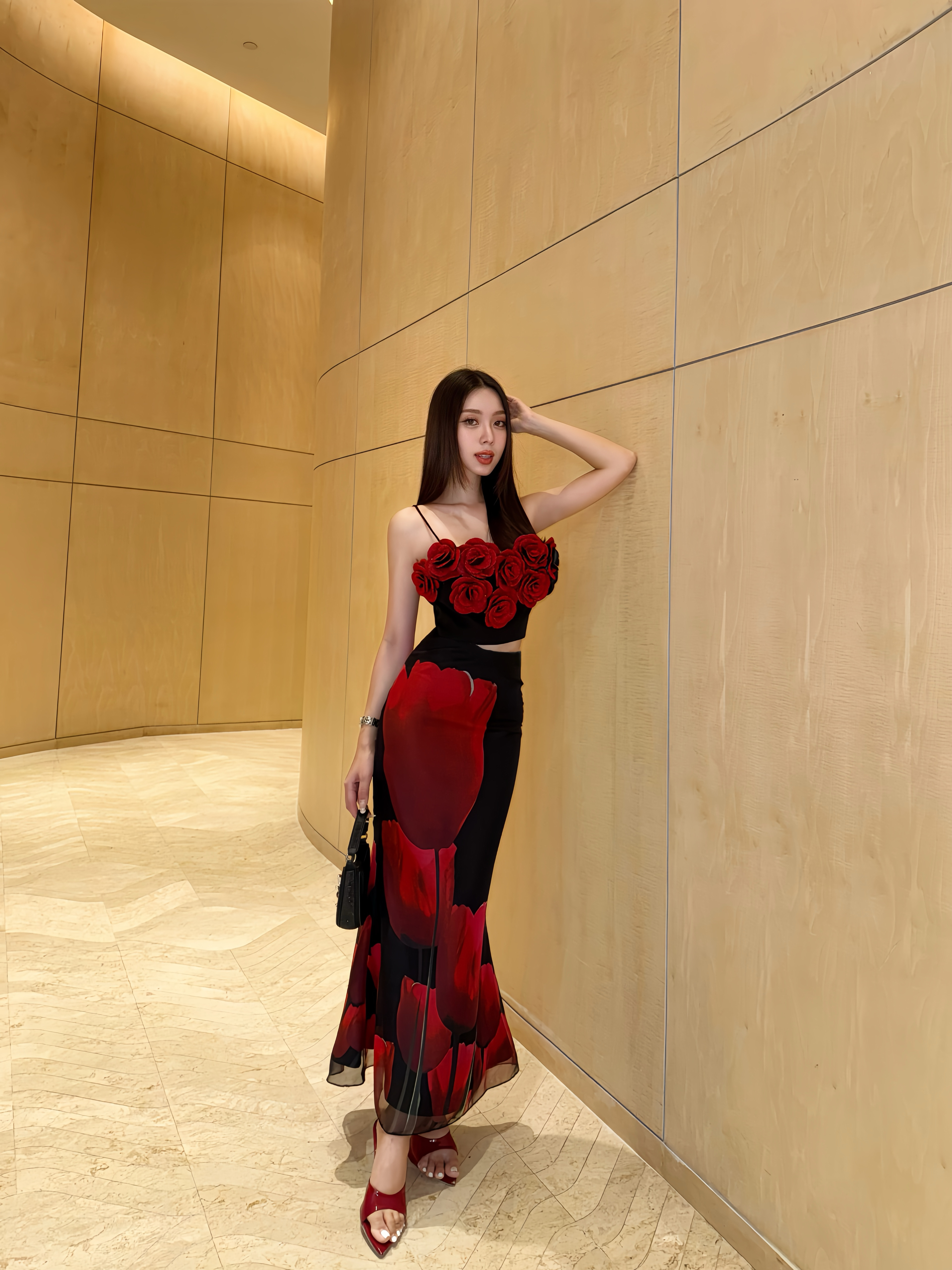 เซทครอปสายเดี่ยวสีดำ แต่งดอกกุหลาบสีแดงเป็น 3D + กระโปรงยาว ปบายมีความหางปลานิดๆ ผ้าพิมพ์ลายดอกไม้ สวยมากรุ่นนี้ ออกเดตวัน Valentine ด้วยชุดนี้ สวยสะกดจิต