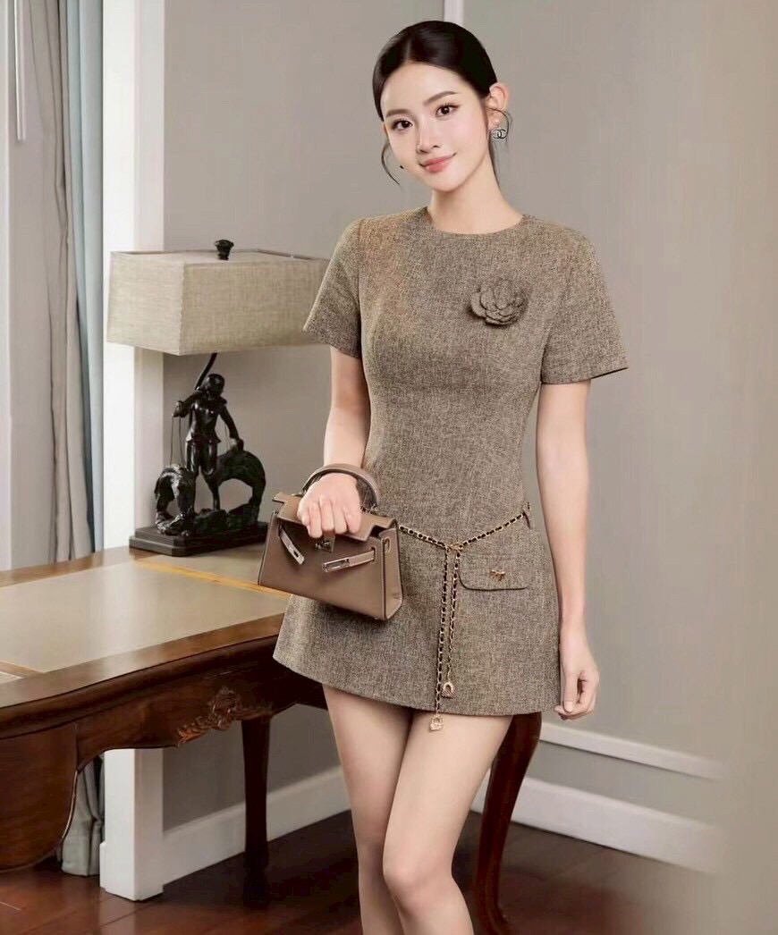 เดรสทรงเข้ารูป แต่งเข็มขัดโซ่ทอง – ลุคสาวหวานเรียบหรู ดูแพงทุกองศา”✨ แพลตเทินดีงาม ใส่สวยเปะสุดๆ ของดีหมดไวนะคร๊า